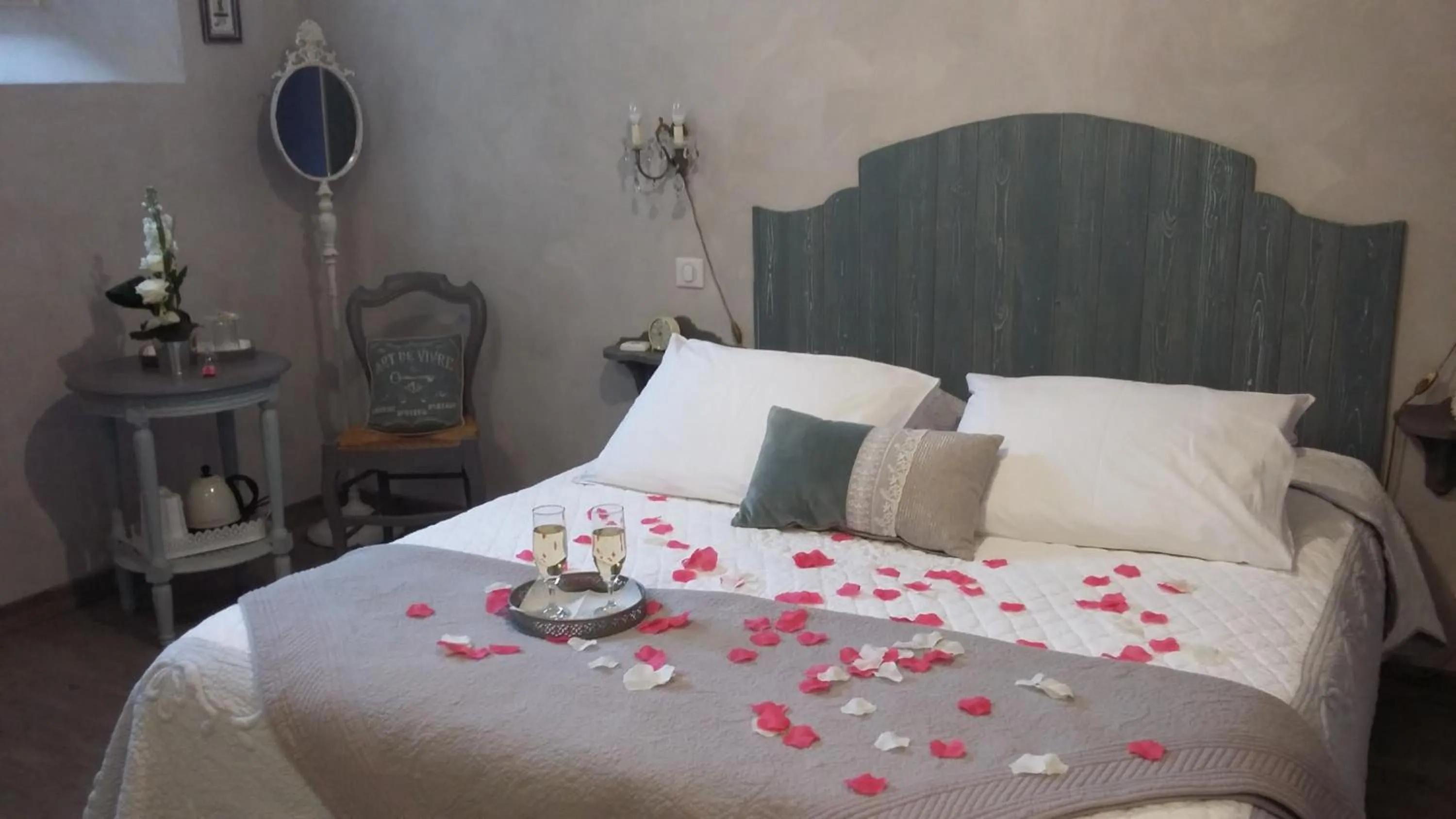 Bed in CHAMBRES D'HÔTES L'Oréliane en Provence Adults Only