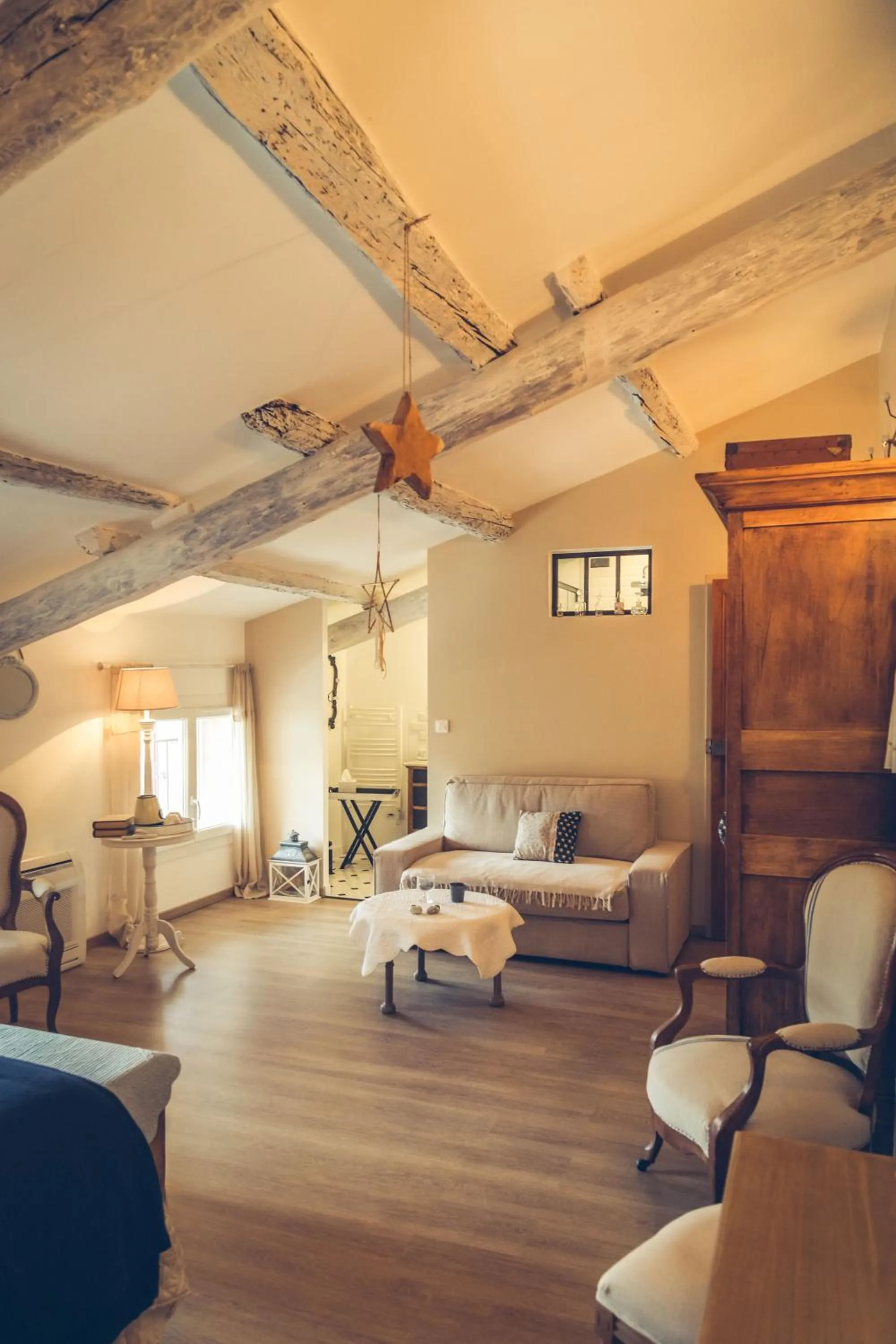 Photo of the whole room in CHAMBRES D'HÔTES L'Oréliane en Provence Adults Only