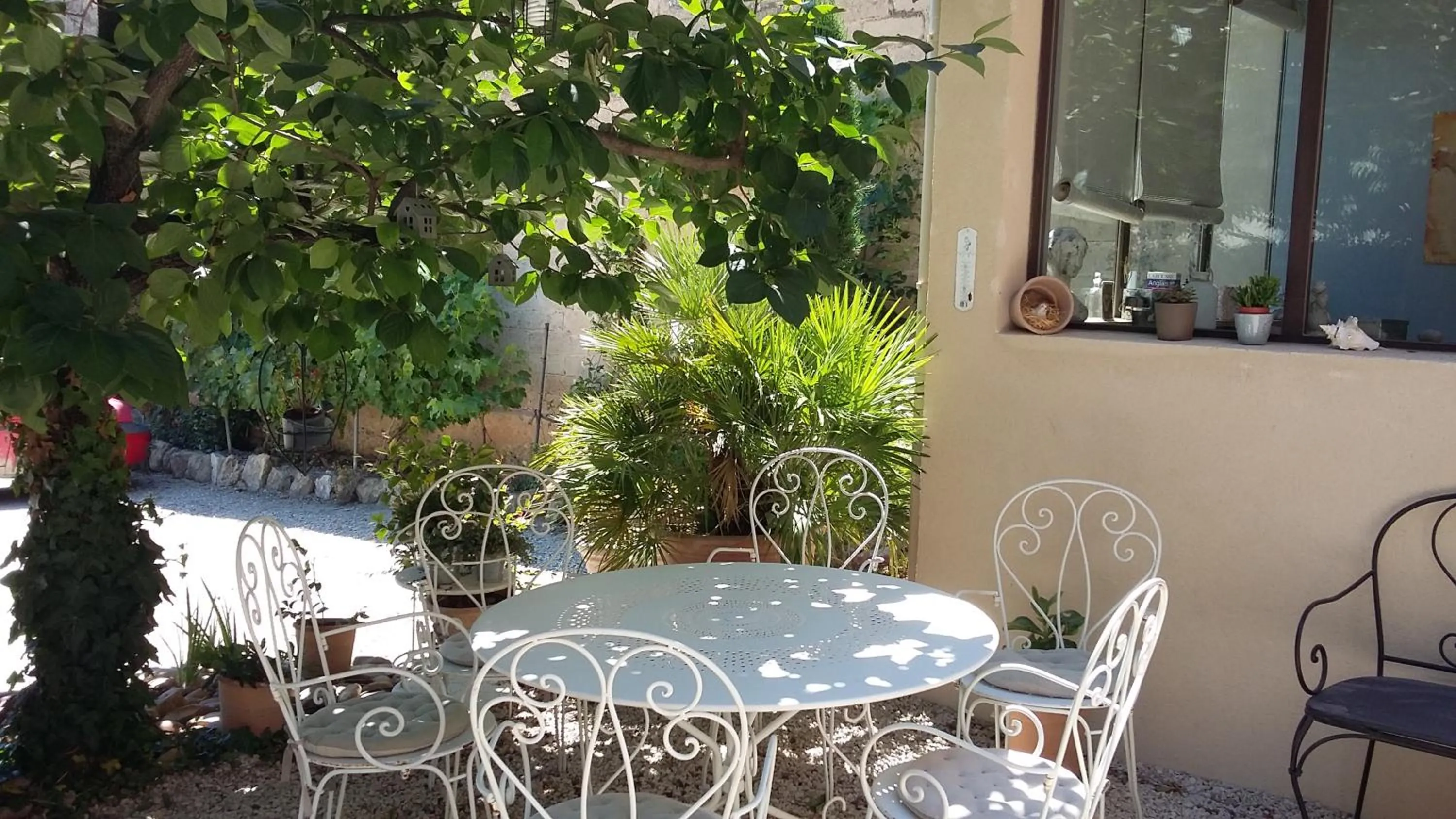 Patio in CHAMBRES D'HÔTES L'Oréliane en Provence Adults Only