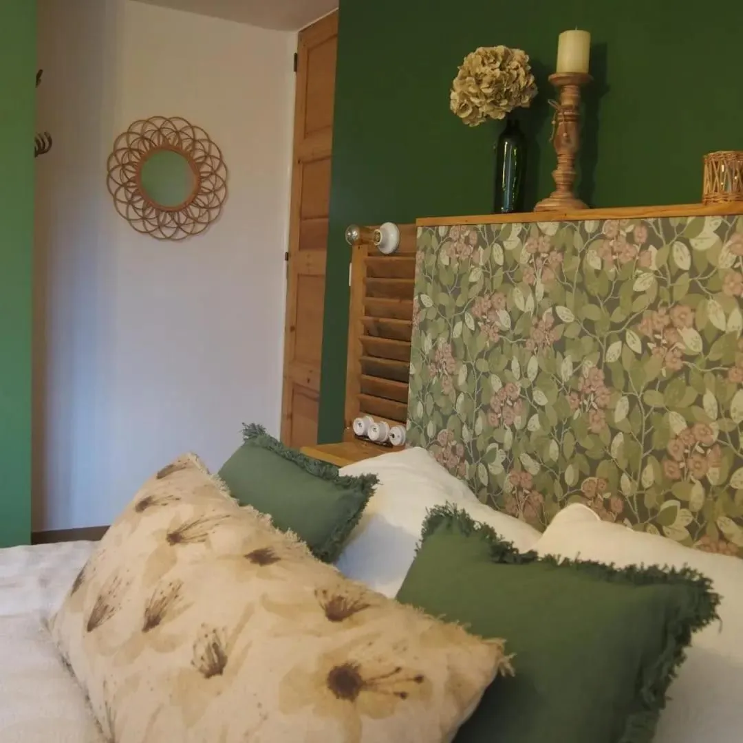 Bed in CHAMBRES D'HÔTES L'Oréliane en Provence Adults Only