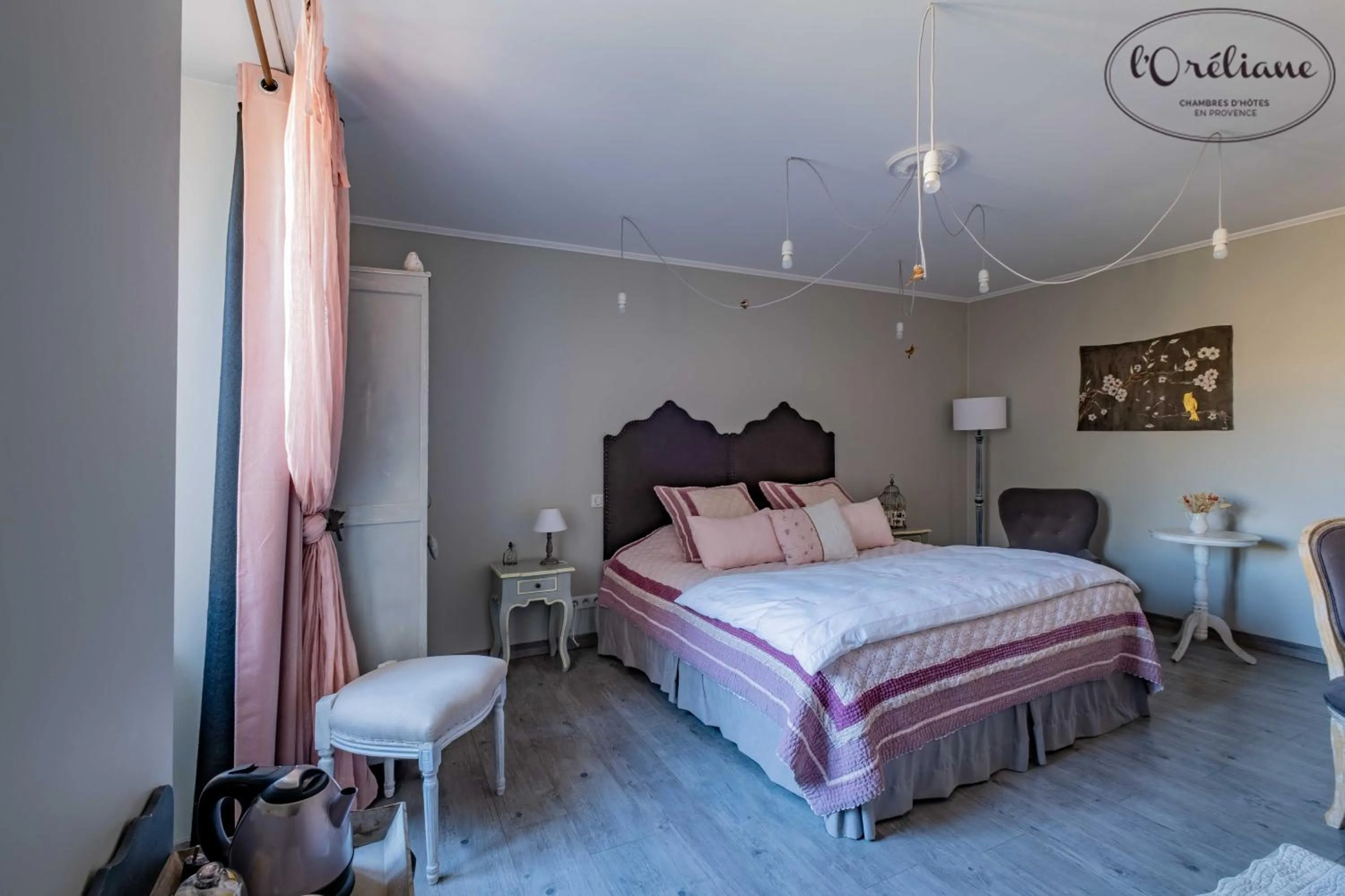 Bed in CHAMBRES D'HÔTES L'Oréliane en Provence Adults Only