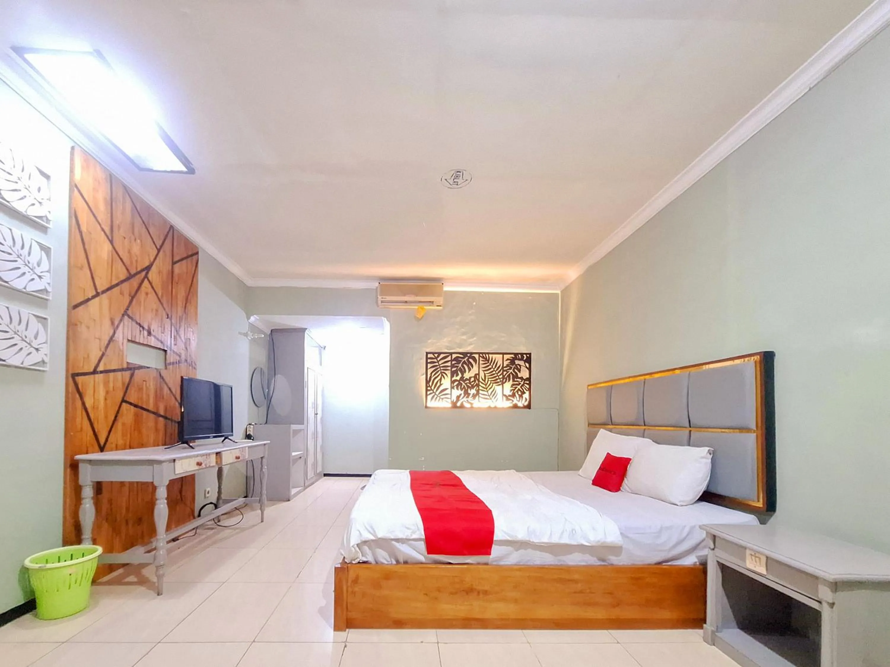 Bedroom, Bed in RedDoorz near Stadion Semeru Lumajang Jawa Timur