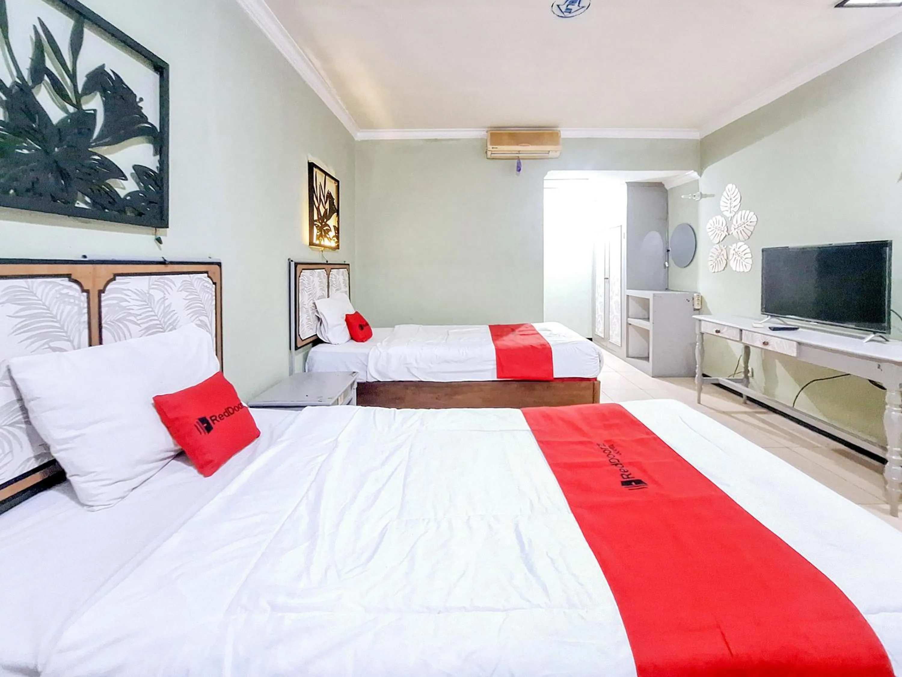Bedroom, Bed in RedDoorz near Stadion Semeru Lumajang Jawa Timur