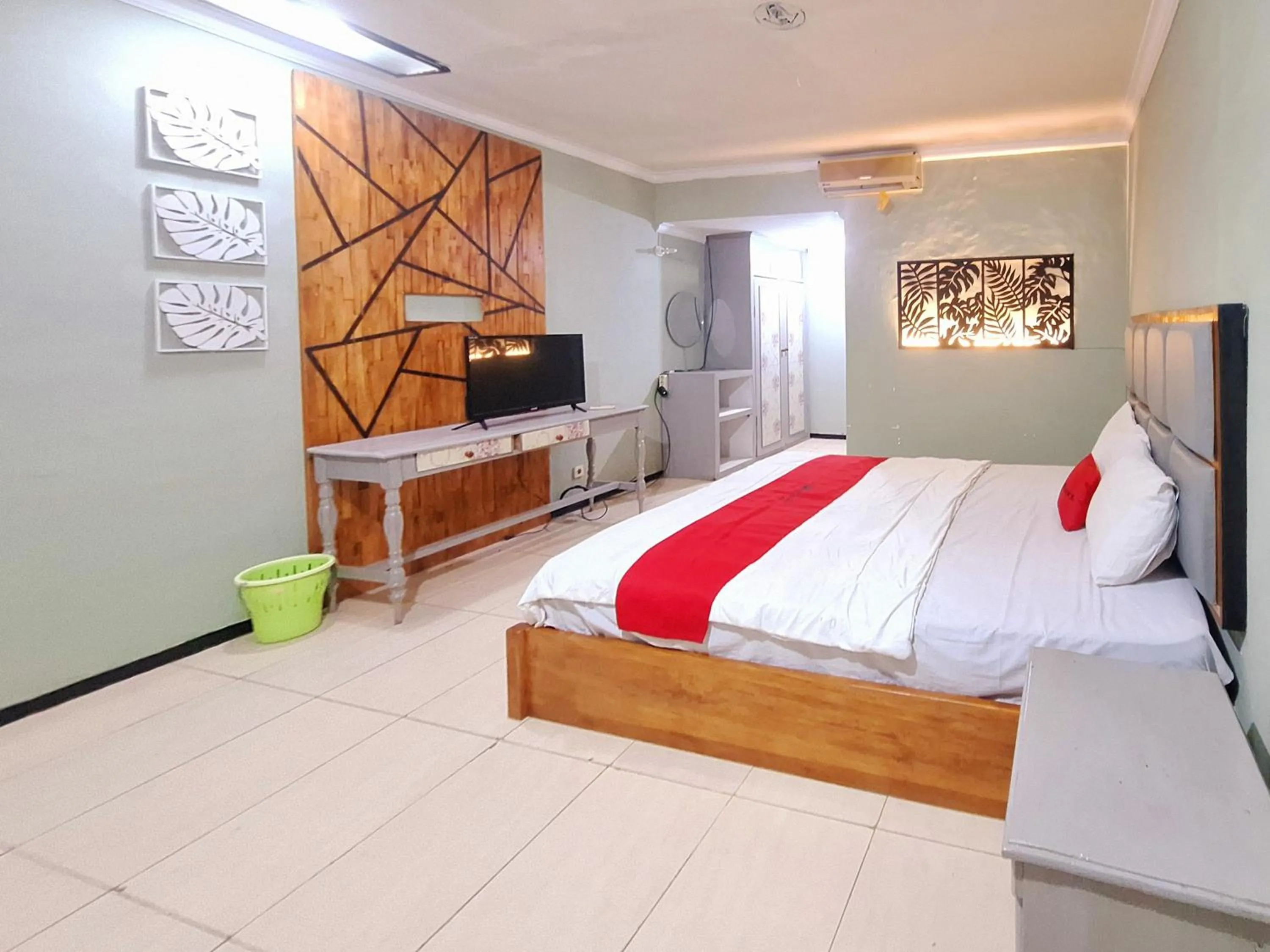Bedroom, Bed in RedDoorz near Stadion Semeru Lumajang Jawa Timur