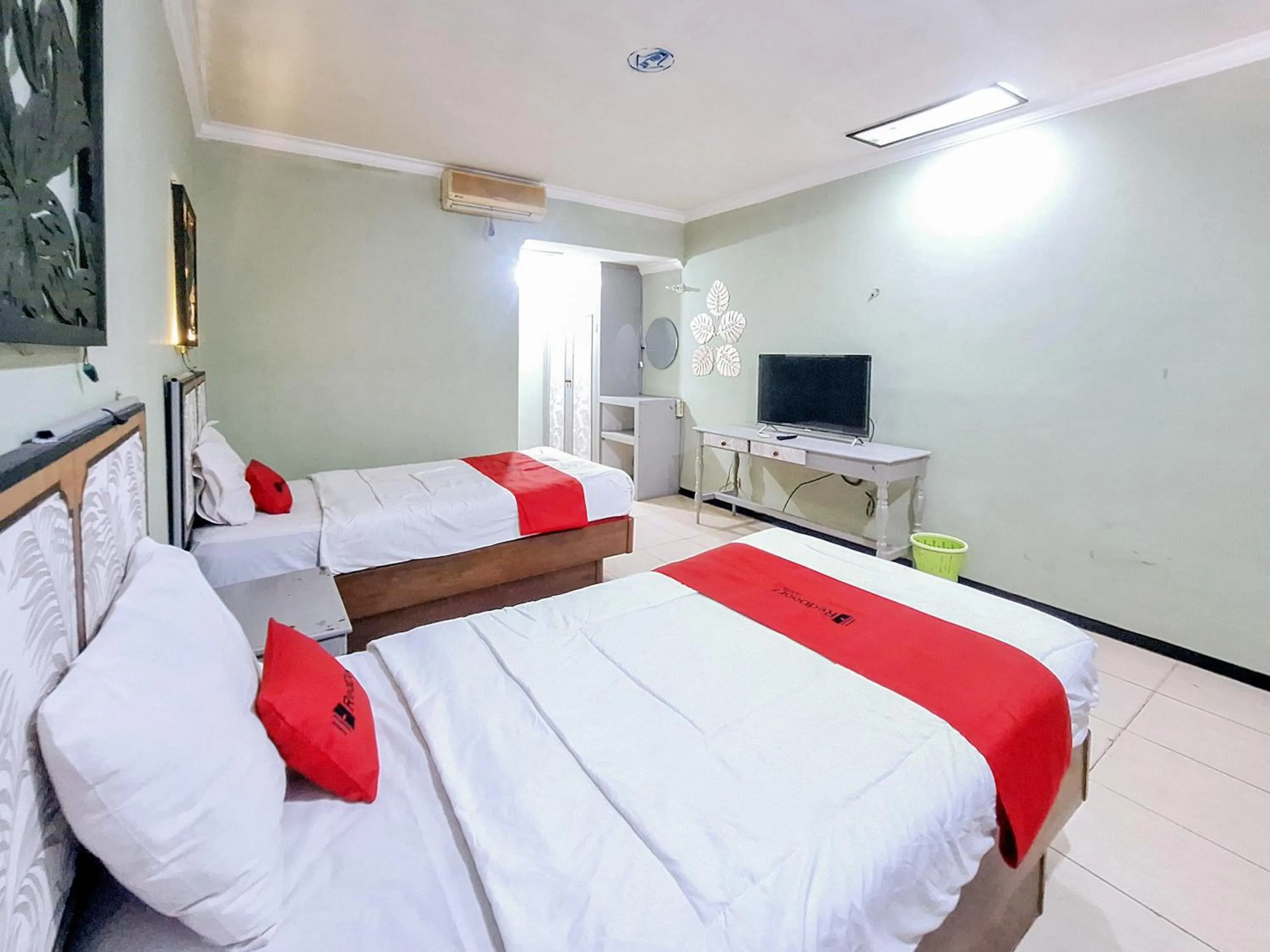Bedroom, Bed in RedDoorz near Stadion Semeru Lumajang Jawa Timur