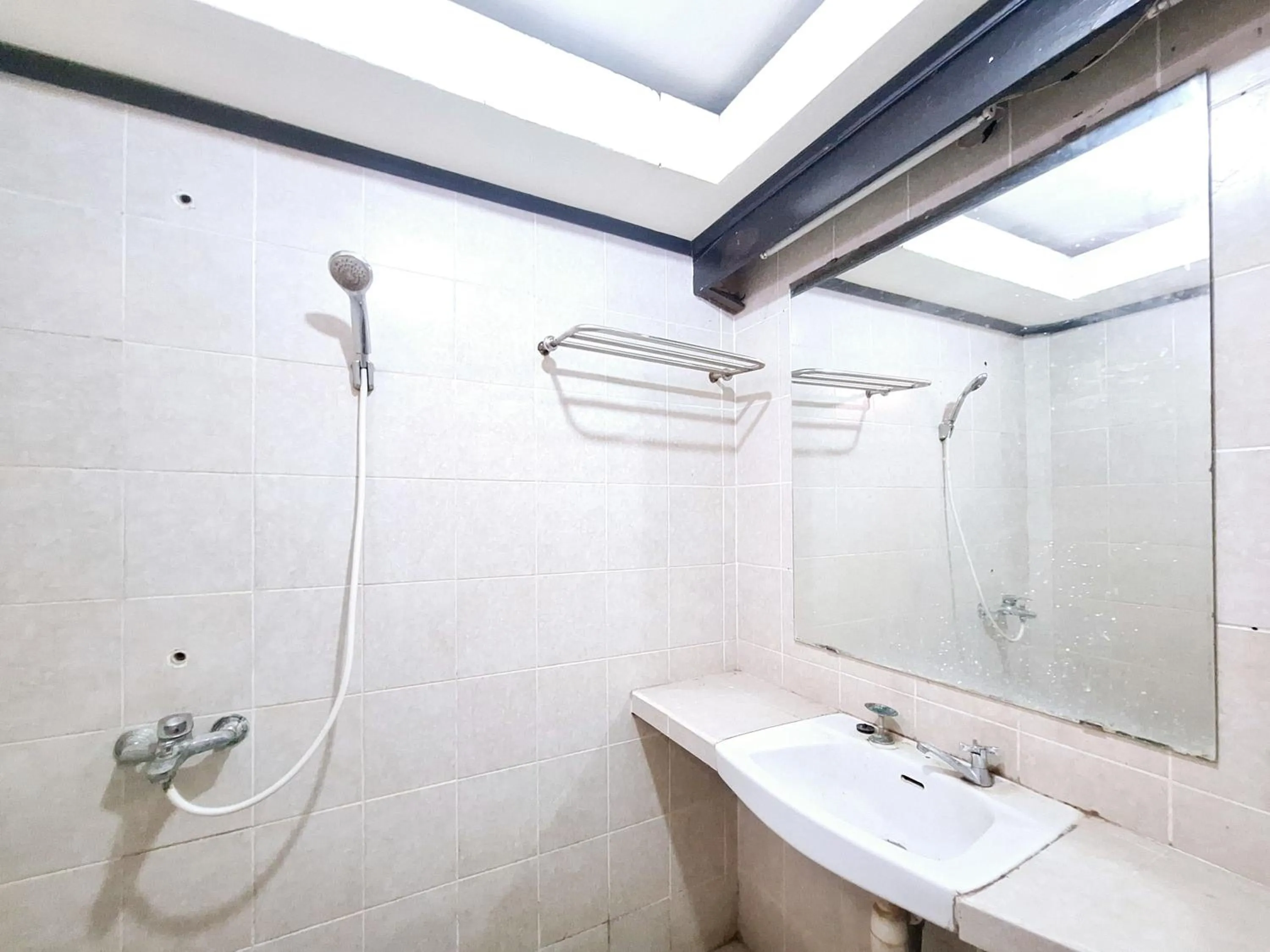 Bathroom in RedDoorz near Stadion Semeru Lumajang Jawa Timur