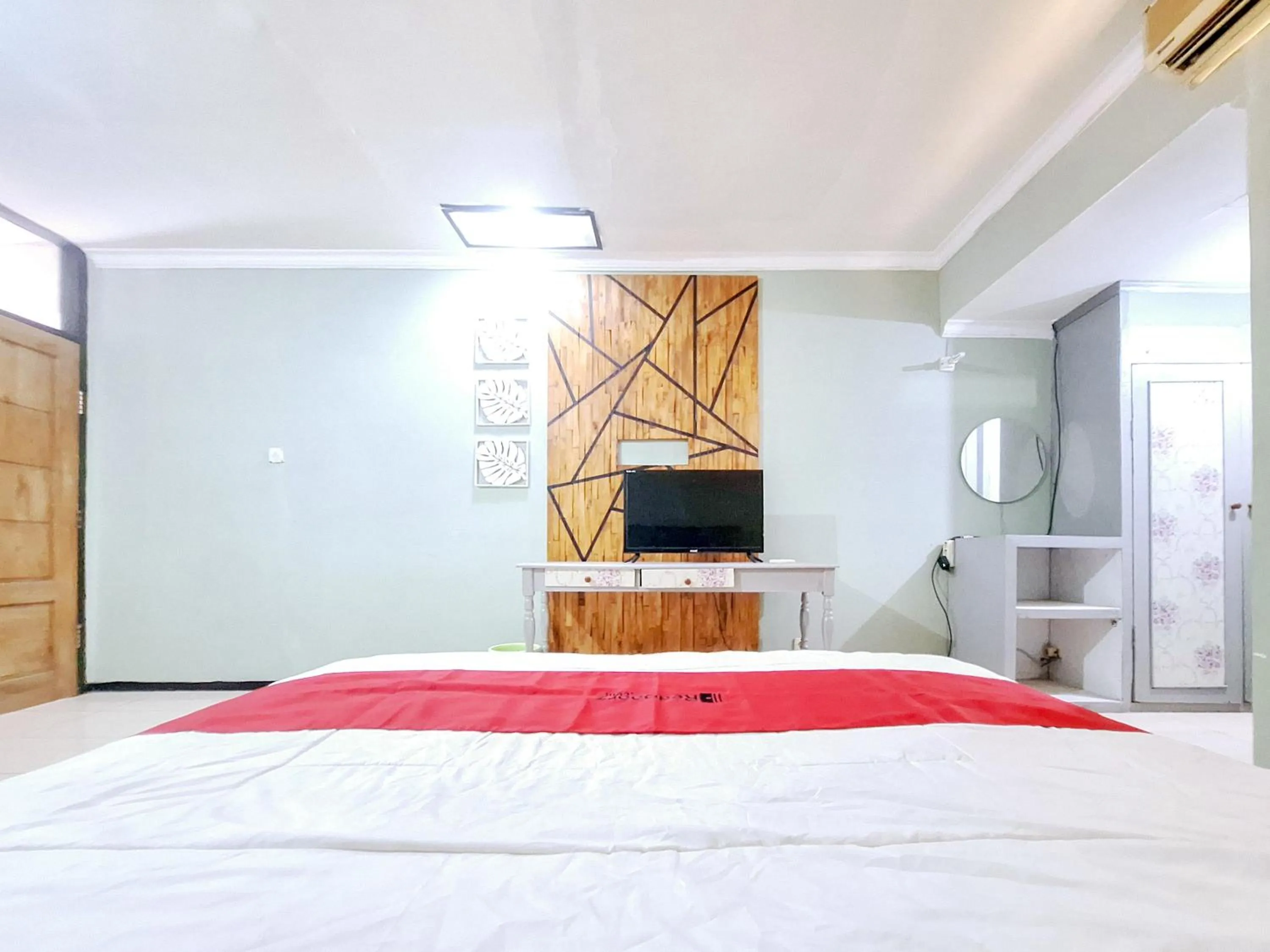 Bedroom, Bed in RedDoorz near Stadion Semeru Lumajang Jawa Timur