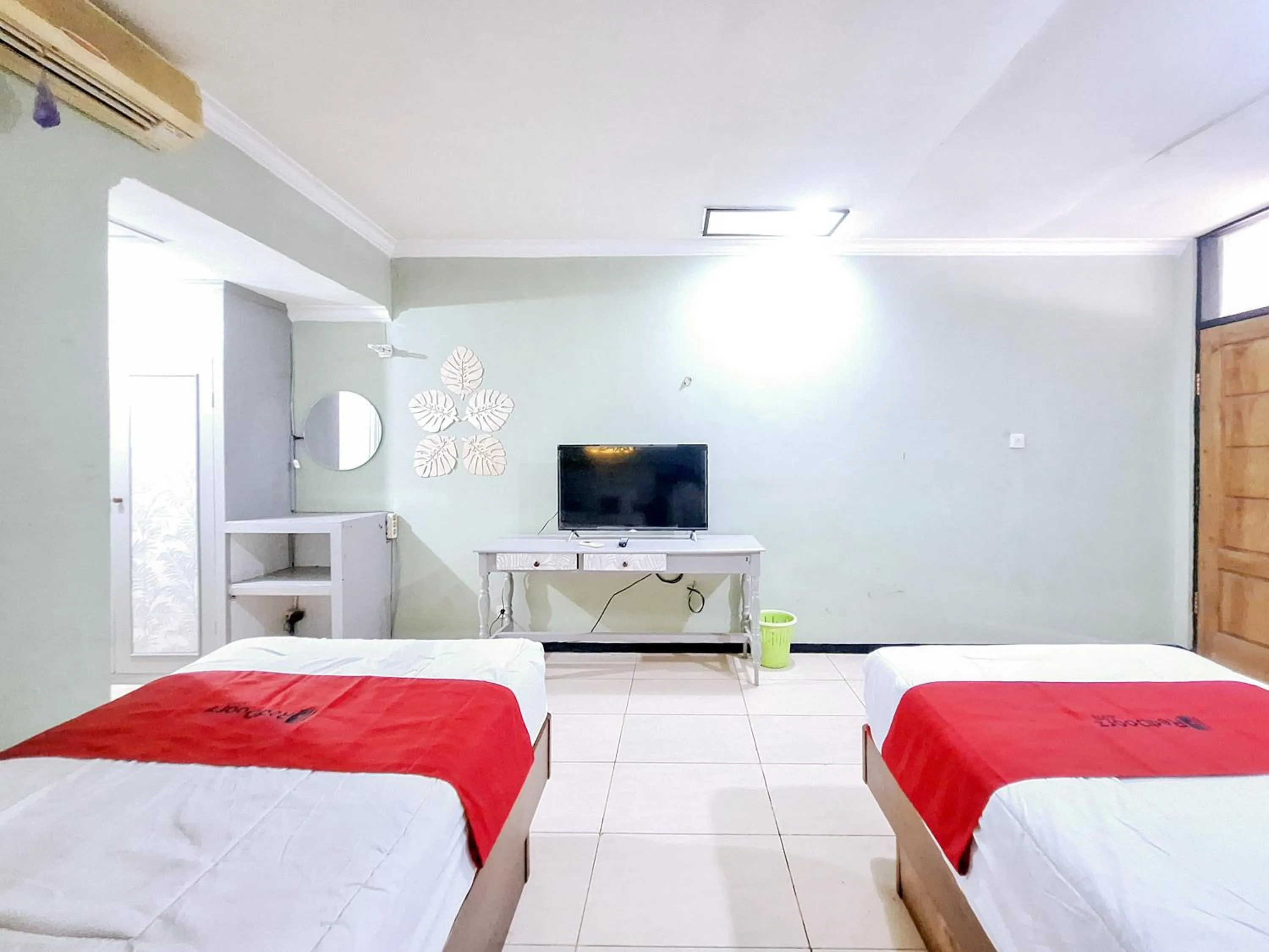 Bedroom, Bed in RedDoorz near Stadion Semeru Lumajang Jawa Timur