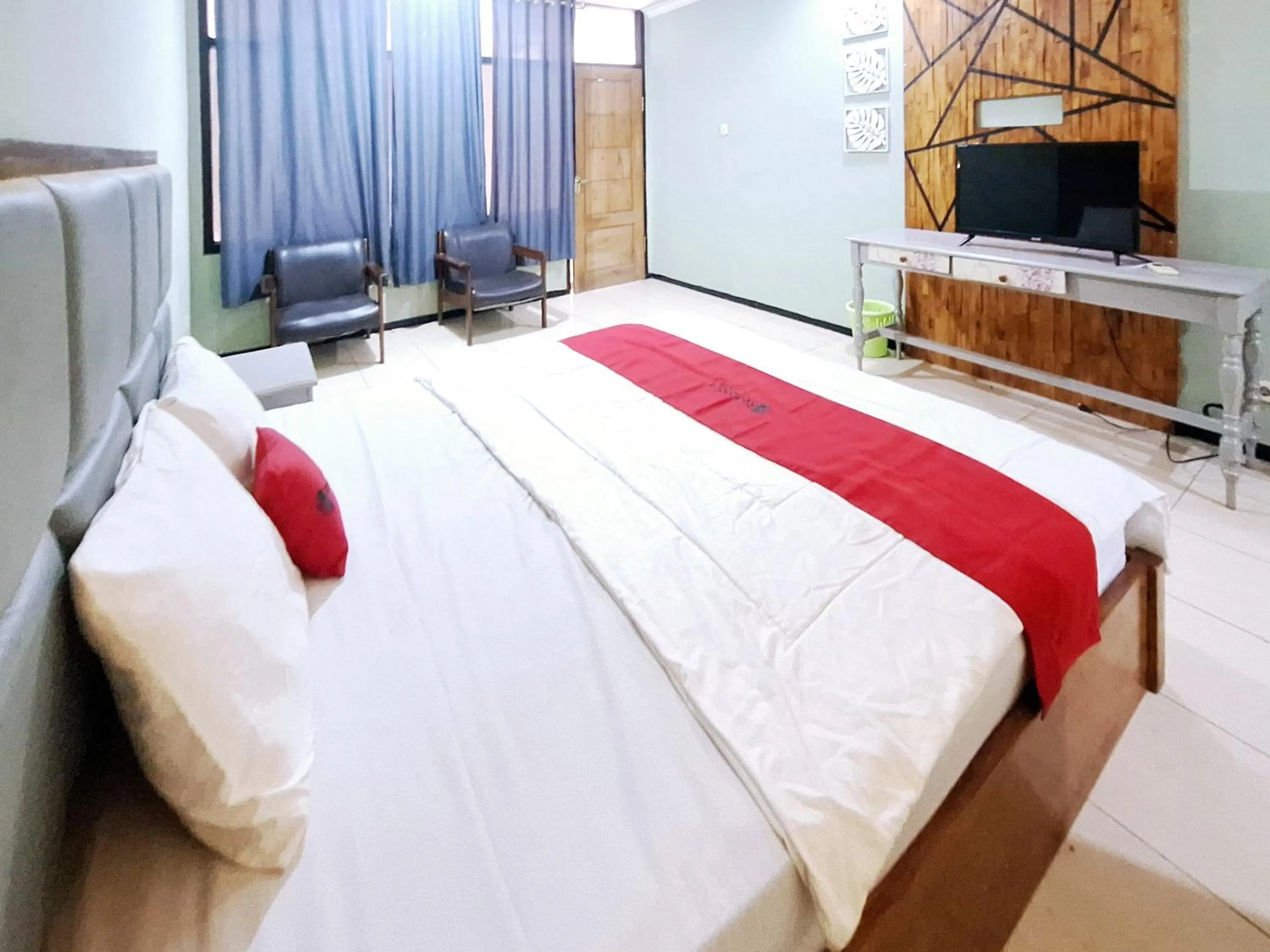 Bedroom, Bed in RedDoorz near Stadion Semeru Lumajang Jawa Timur