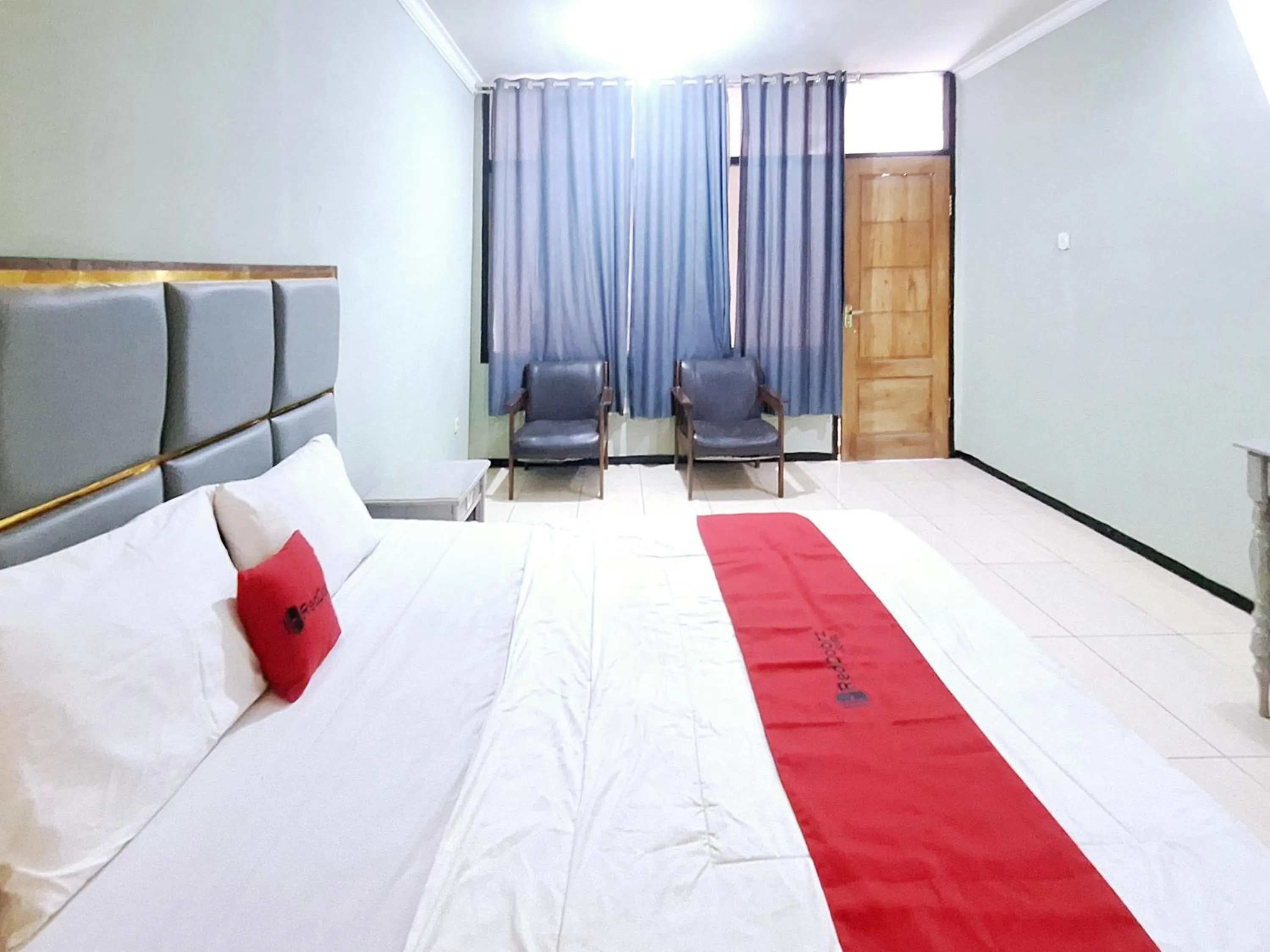 Bedroom, Bed in RedDoorz near Stadion Semeru Lumajang Jawa Timur
