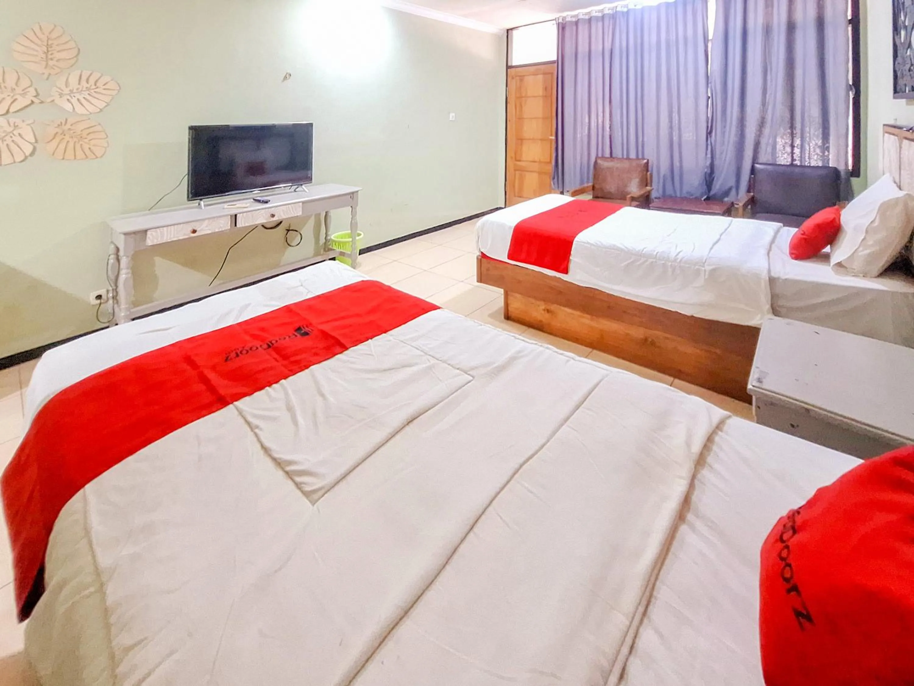 Bedroom, Bed in RedDoorz near Stadion Semeru Lumajang Jawa Timur