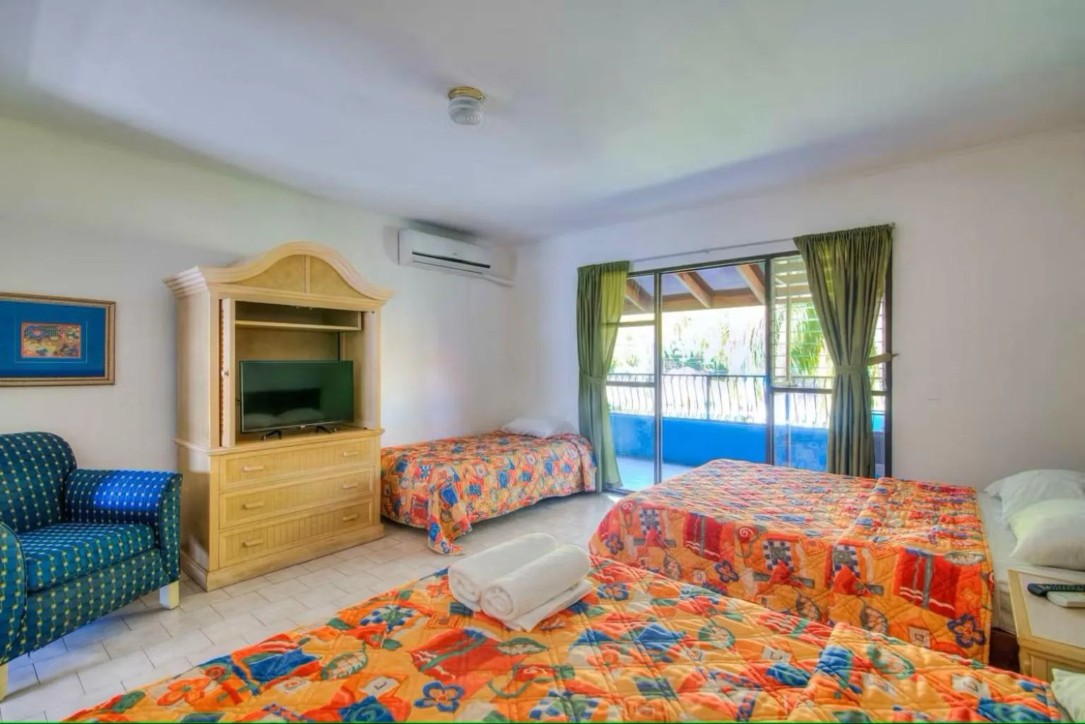 Bed in Beach Break Resort & CR Surf Camp
