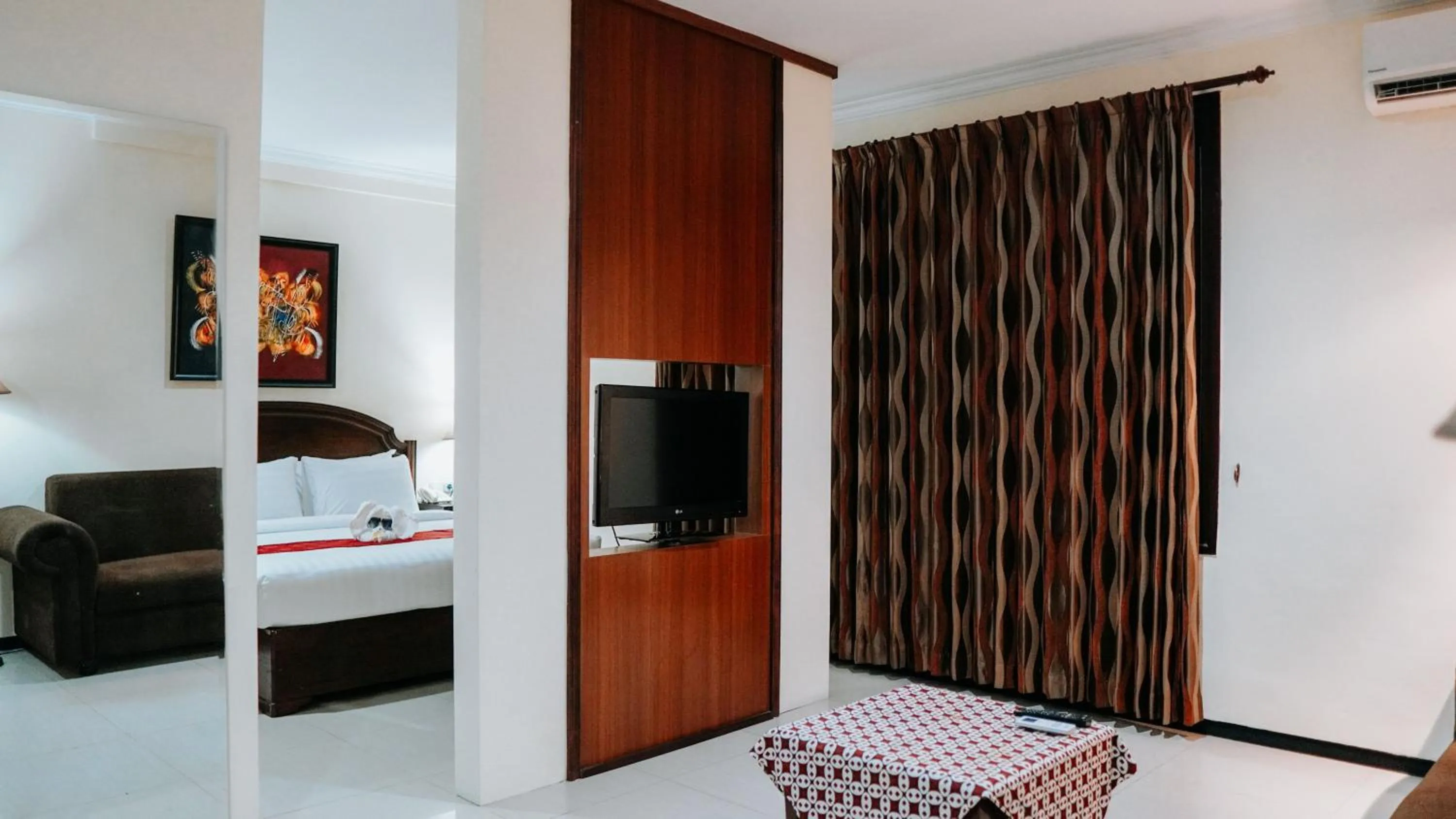 Bed in Tuwuh Hotel at Kayutangan