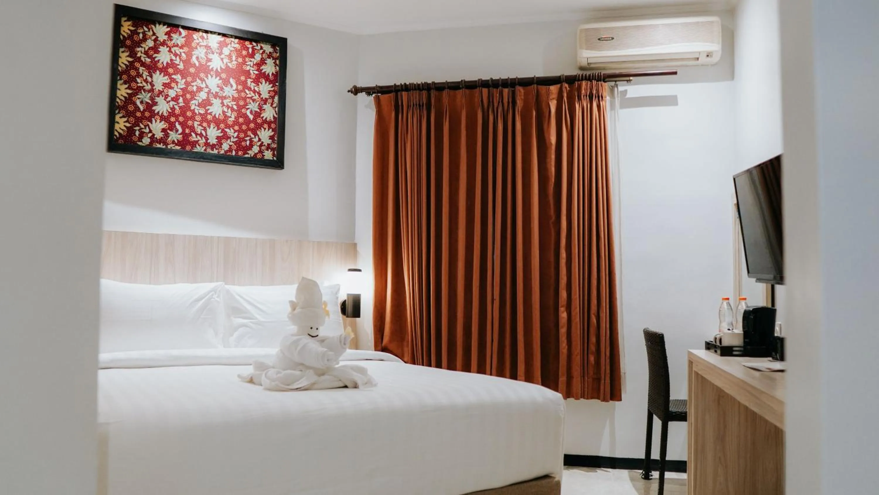 Bed in Tuwuh Hotel at Kayutangan