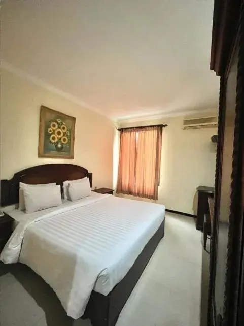 Superior Double Room in Tuwuh Hotel at Kayutangan Superior Double Room in Tuwuh Hotel at Kayutangan