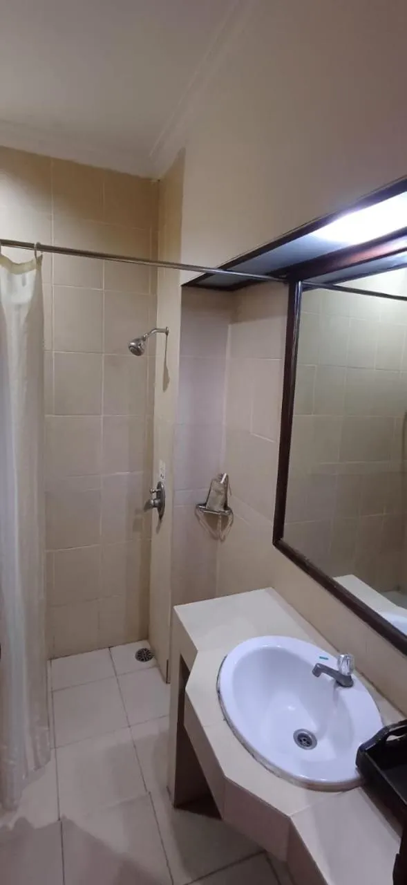 Shower in Tuwuh Hotel at Kayutangan