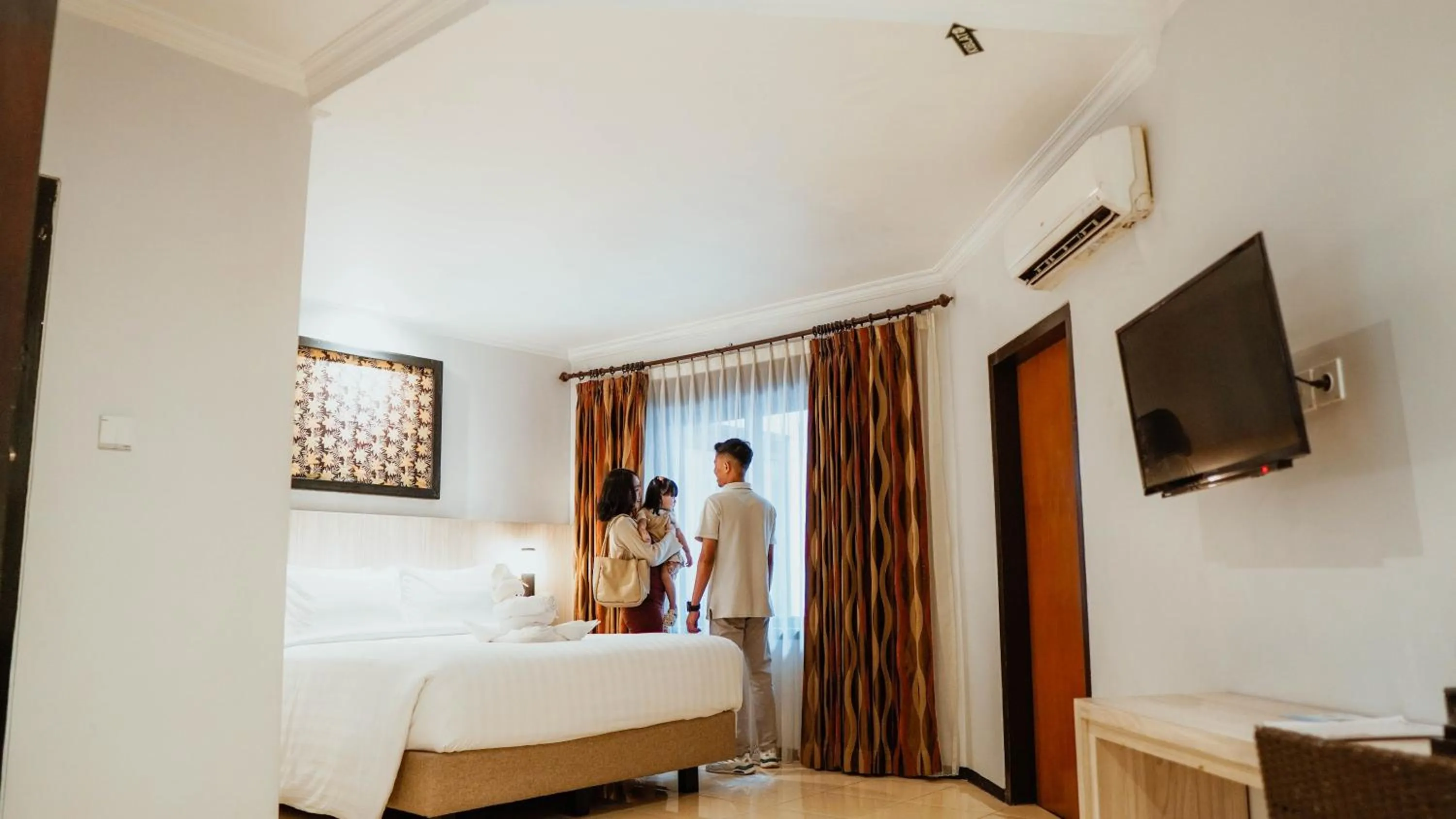 Bed in Tuwuh Hotel at Kayutangan