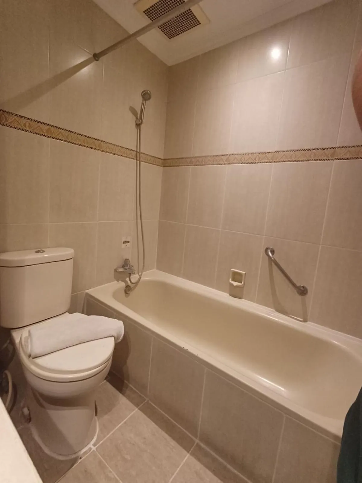 Shower in Tuwuh Hotel at Kayutangan