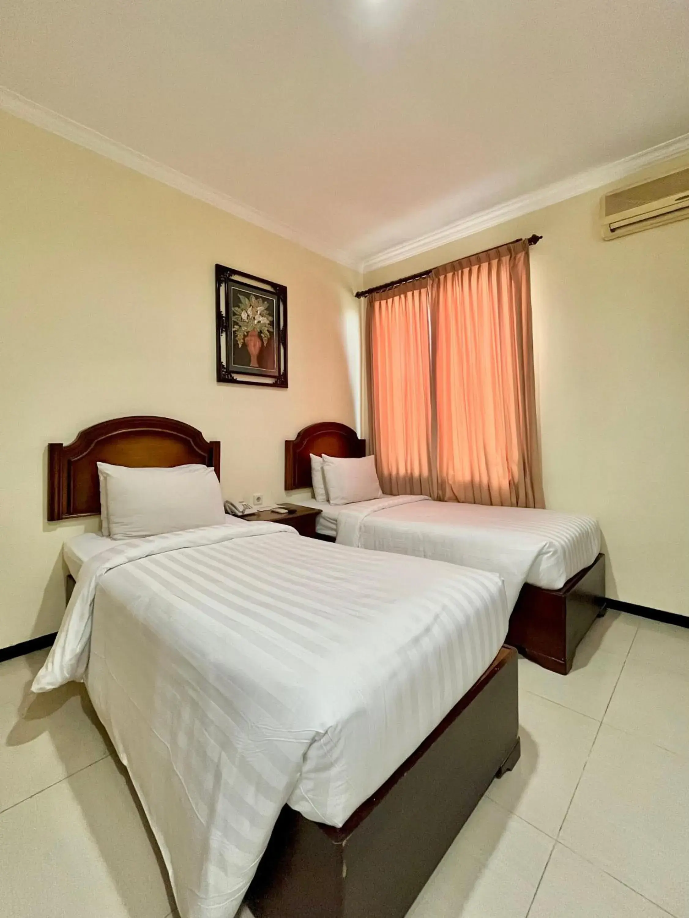 Superior Twin Room in Tuwuh Hotel at Kayutangan Superior Twin Room in Tuwuh Hotel at Kayutangan