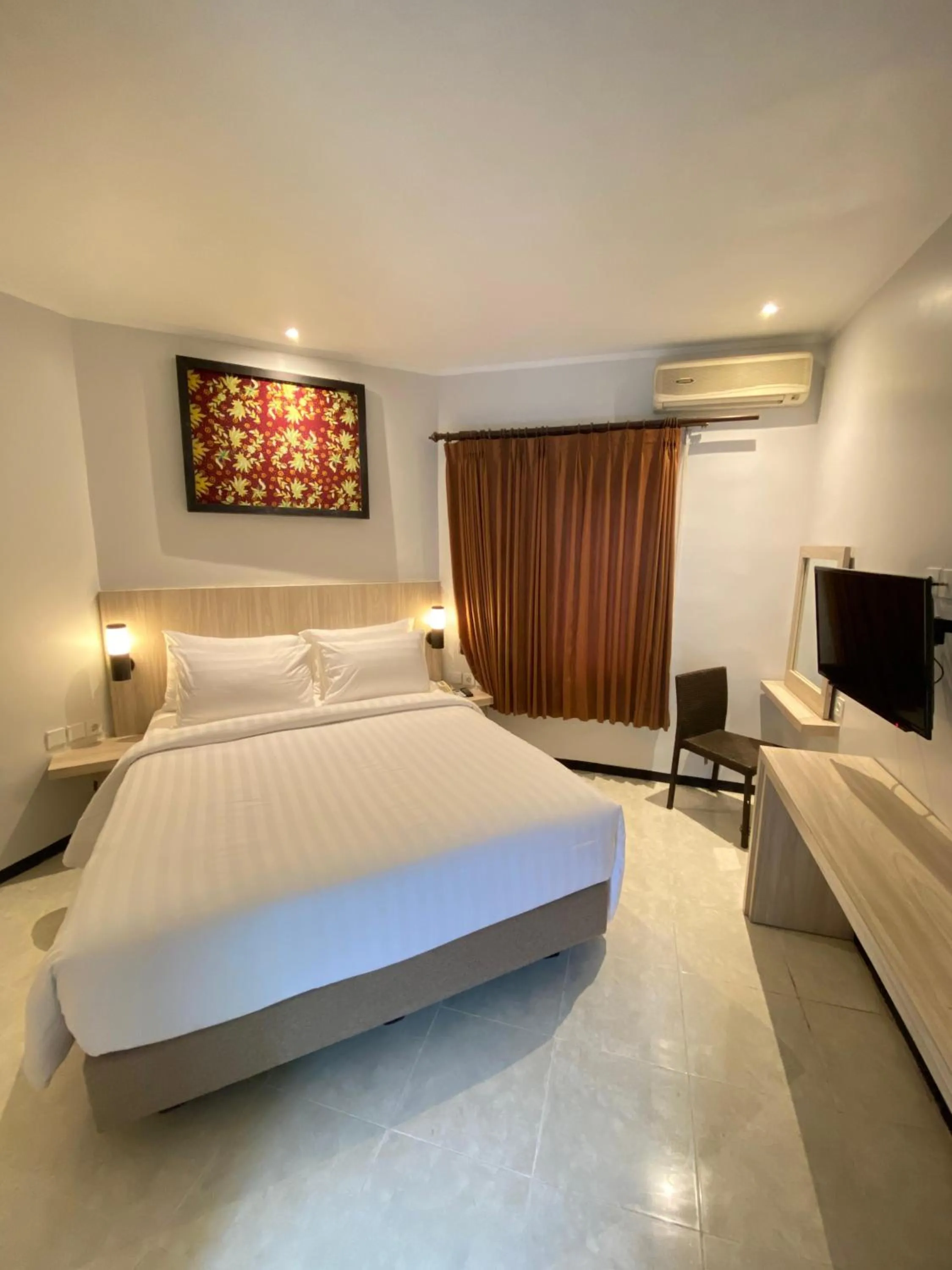 Bedroom, Bed in Tuwuh Hotel at Kayutangan