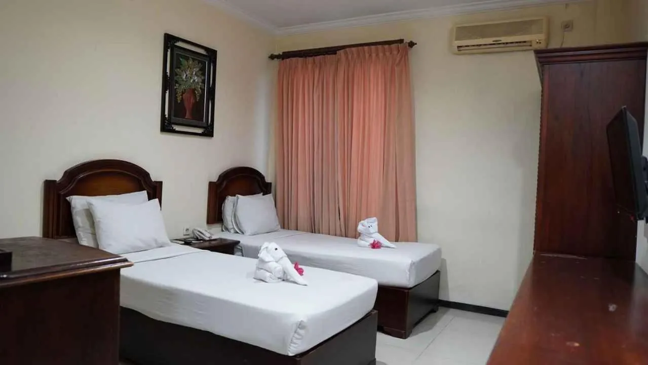 Bed in Tuwuh Hotel at Kayutangan