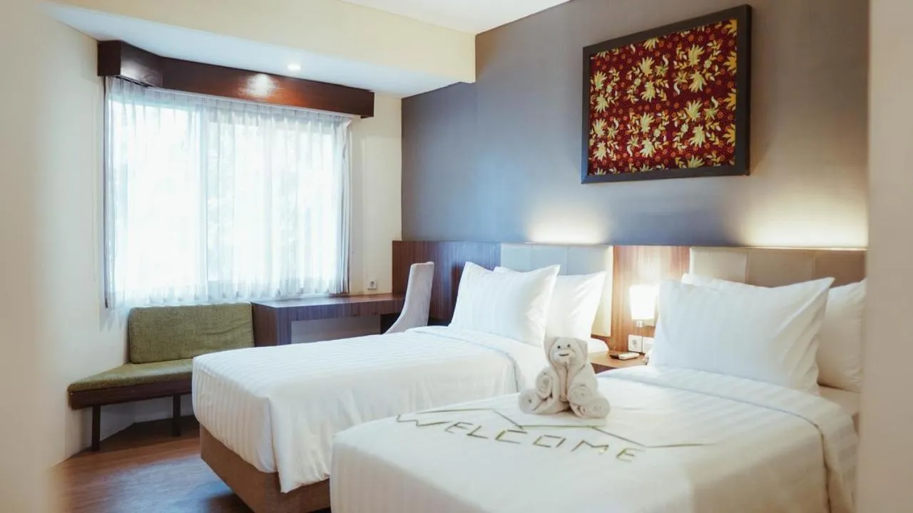 Bedroom, Bed in Tuwuh Hotel at Kayutangan