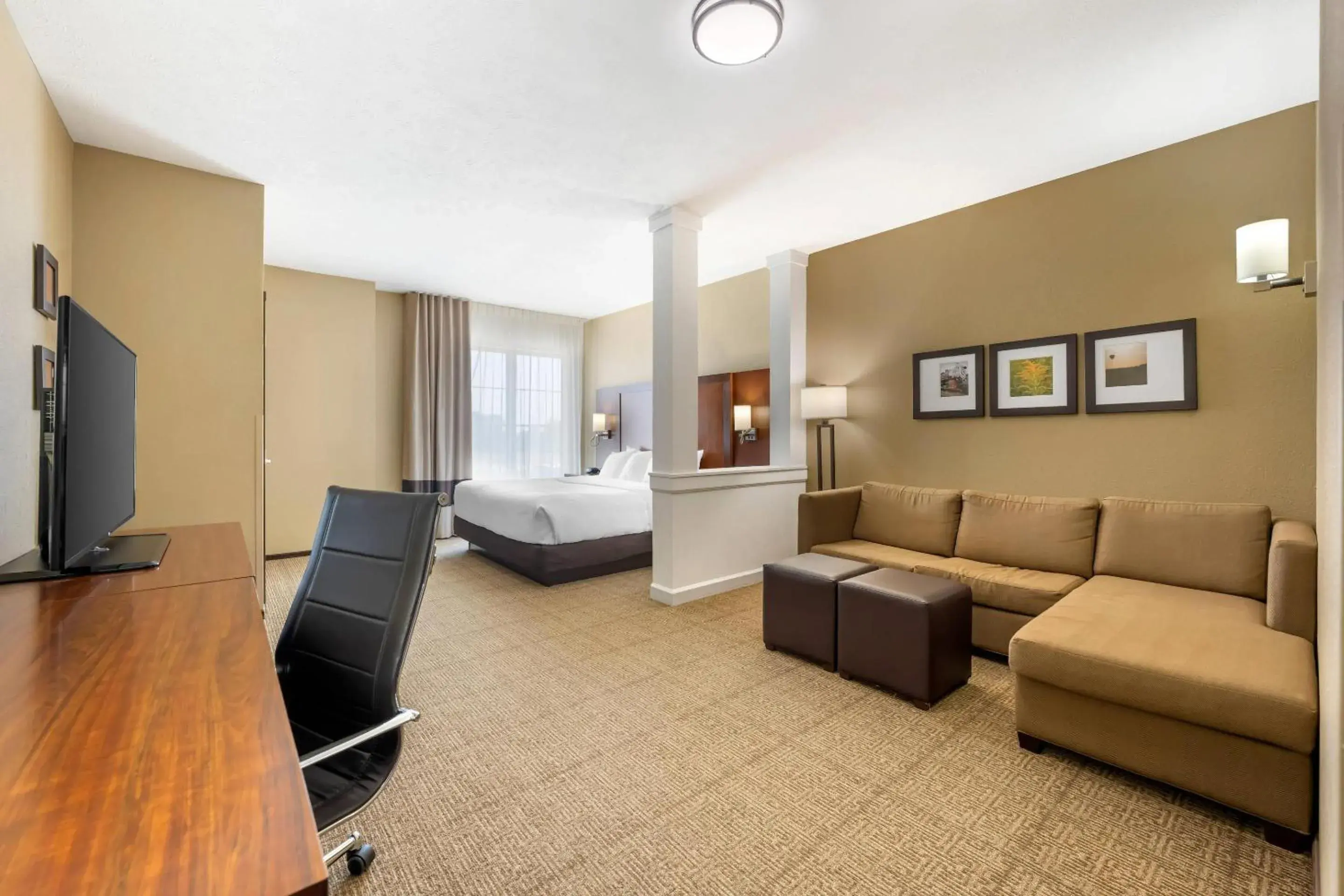 Bedroom in Comfort Suites West Omaha Bedroom in Comfort Suites West Omaha