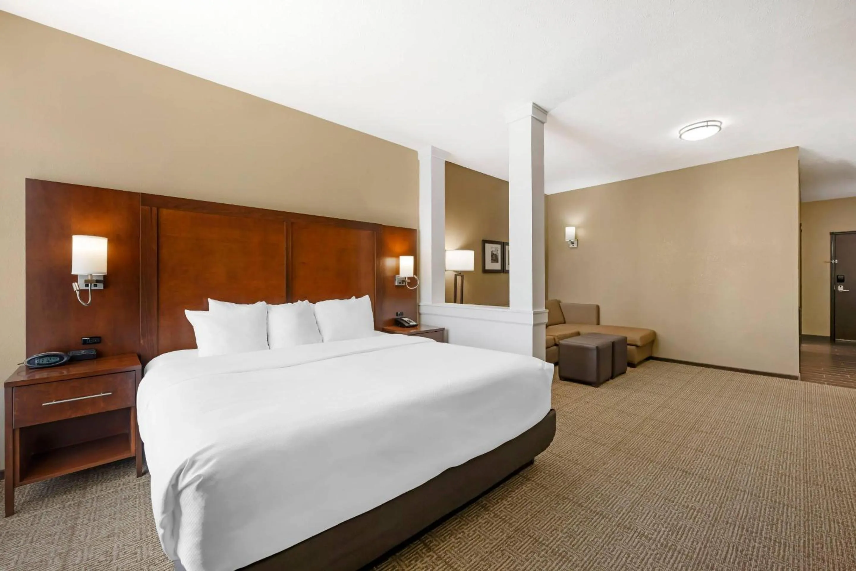 Bedroom, Bed in Comfort Suites West Omaha