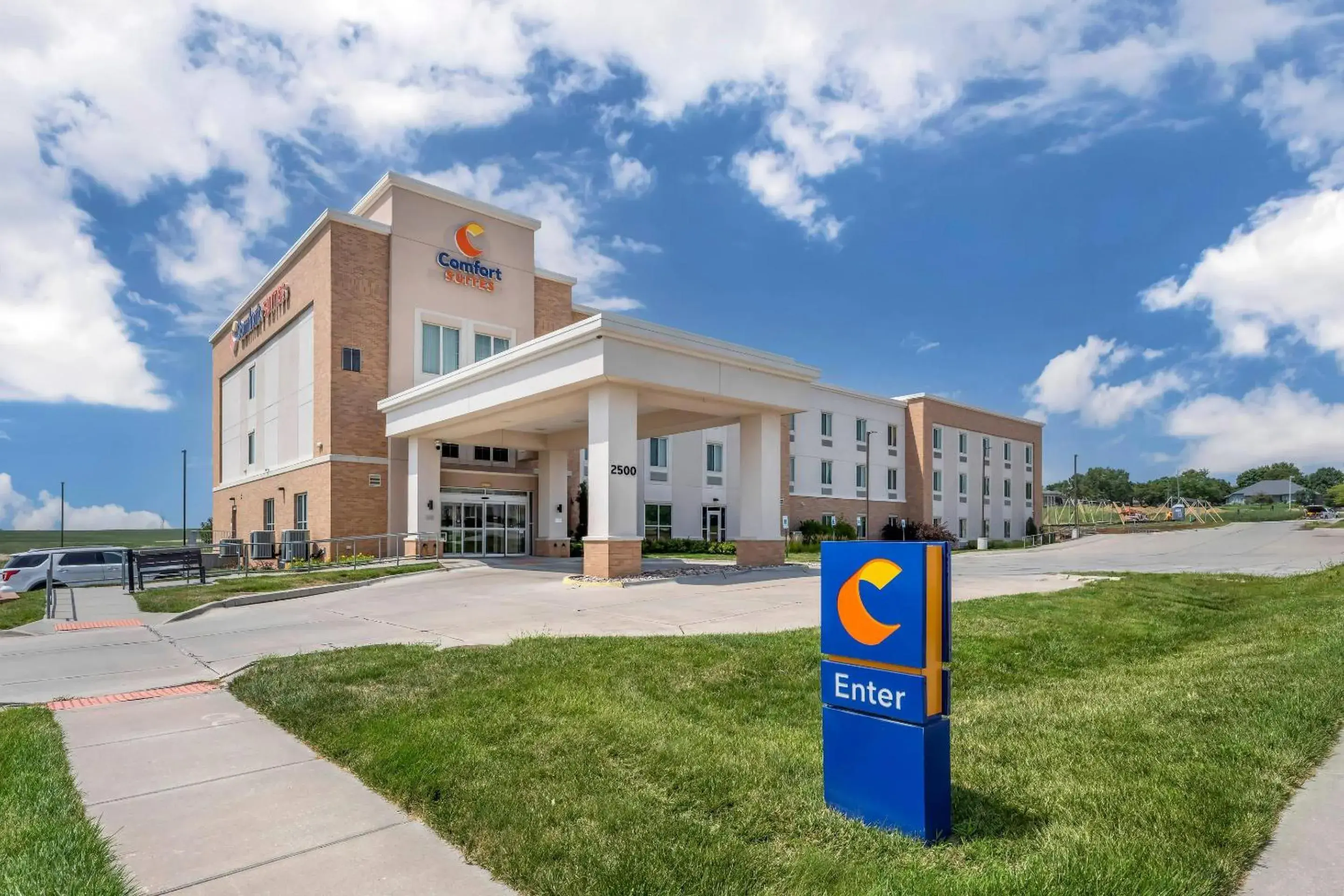Property building in Comfort Suites West Omaha Property building in Comfort Suites West Omaha