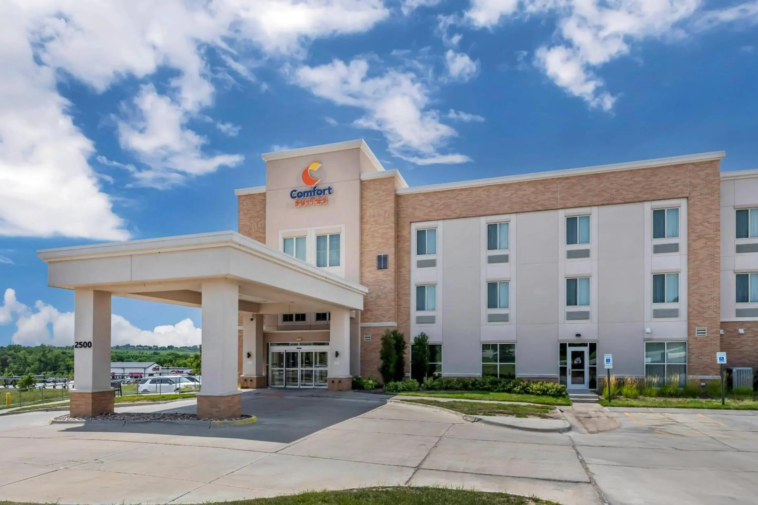 Property building in Comfort Suites West Omaha Property building in Comfort Suites West Omaha