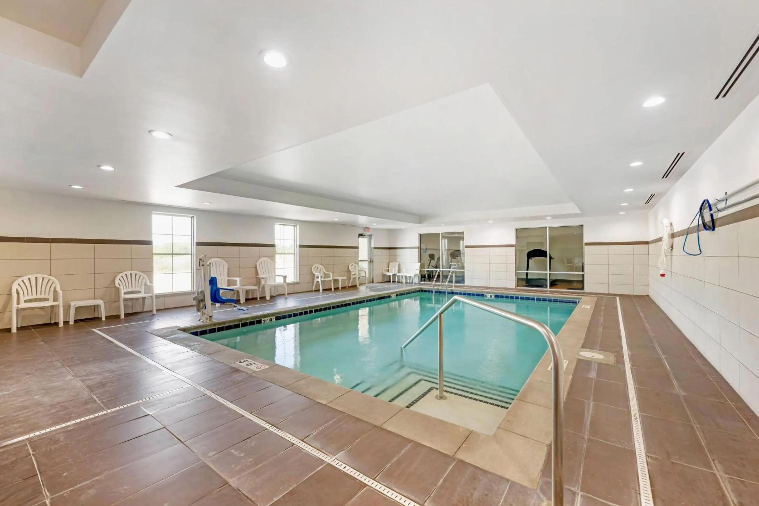 Swimming pool in Comfort Suites West Omaha