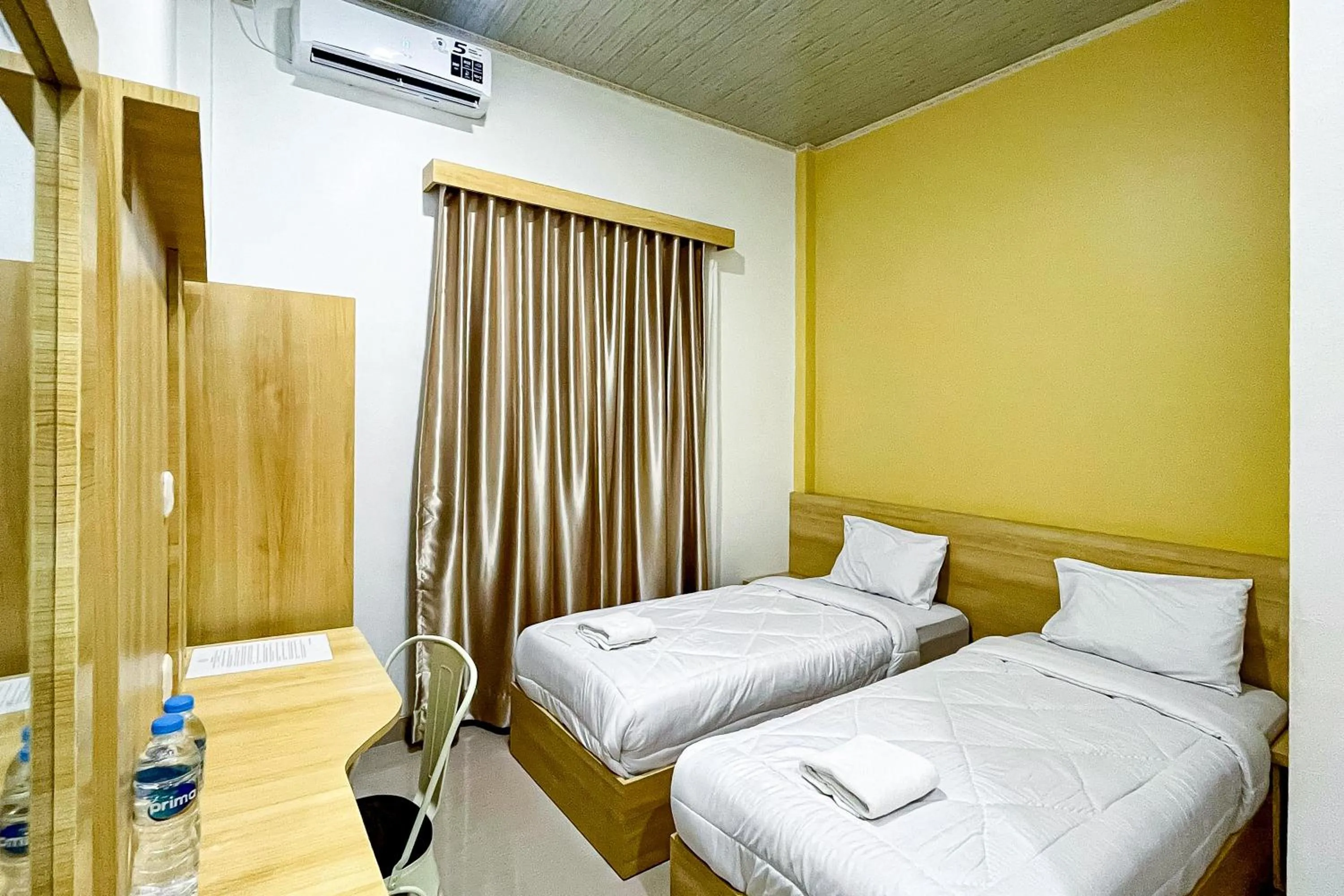 Deluxe Twin Room in RedDoorz Plus at Krishna Homestay Kupang