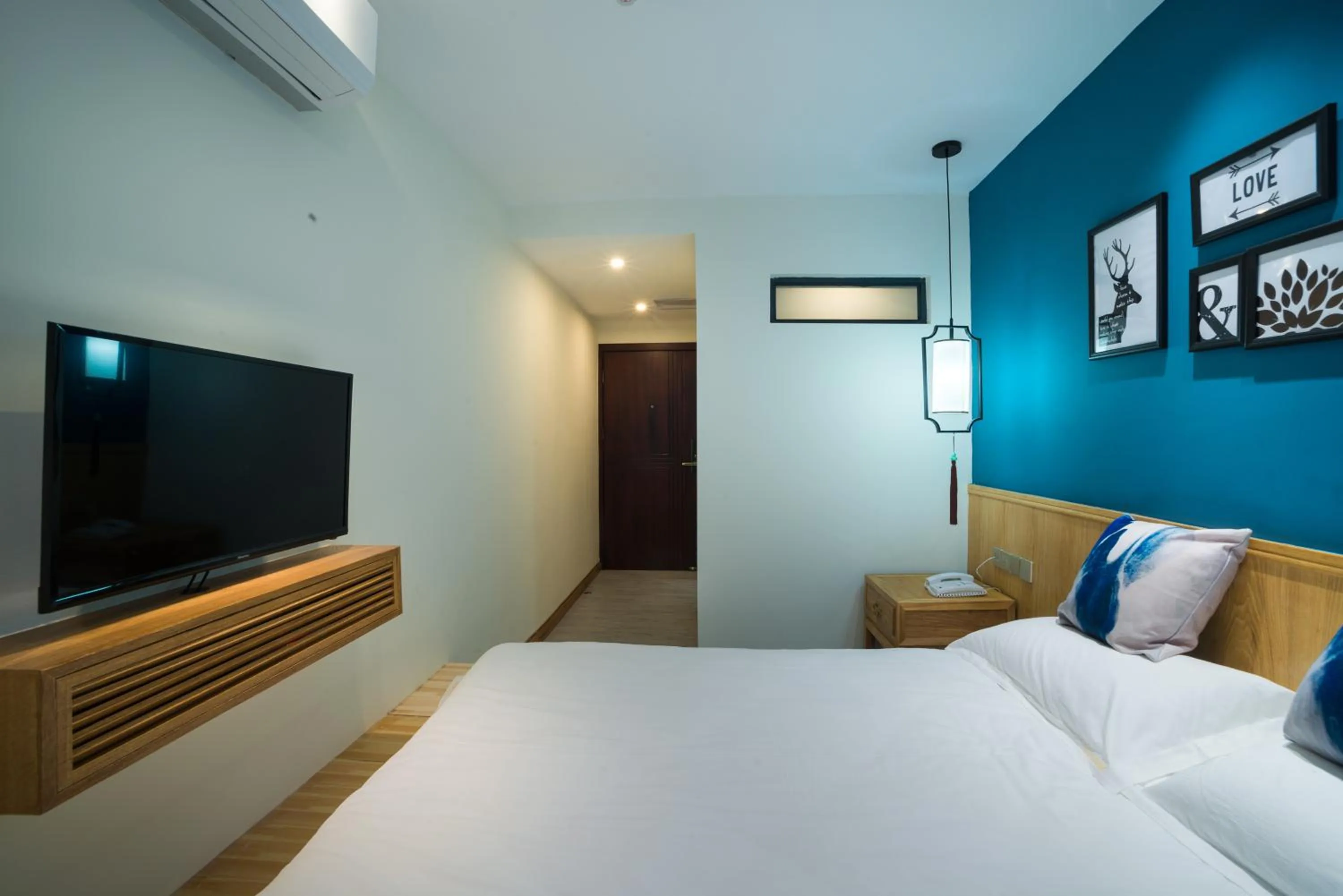 Photo of the whole room, Bed in Riverside Inn Guilin Central