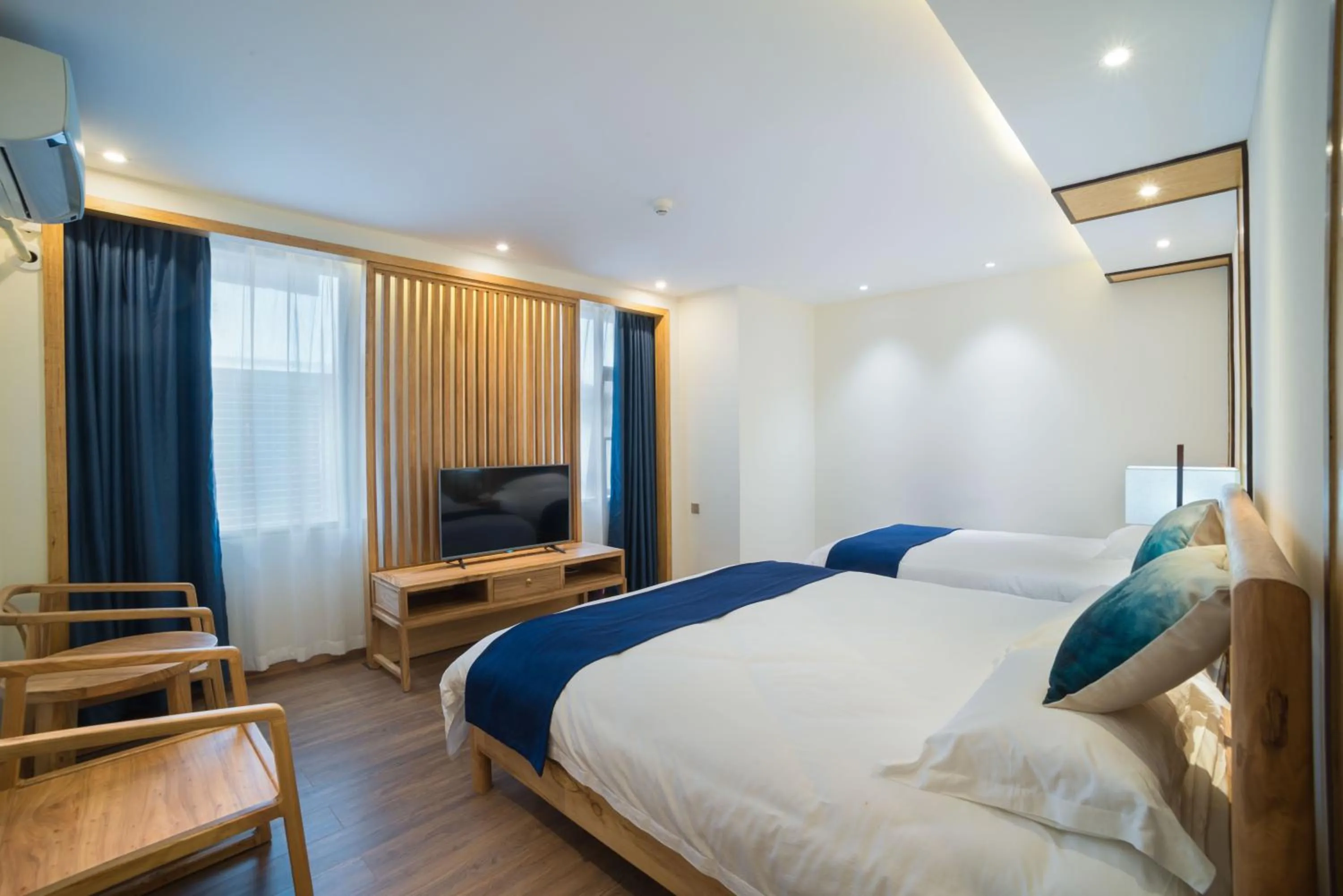 Bathroom, Bed in Riverside Inn Guilin Central