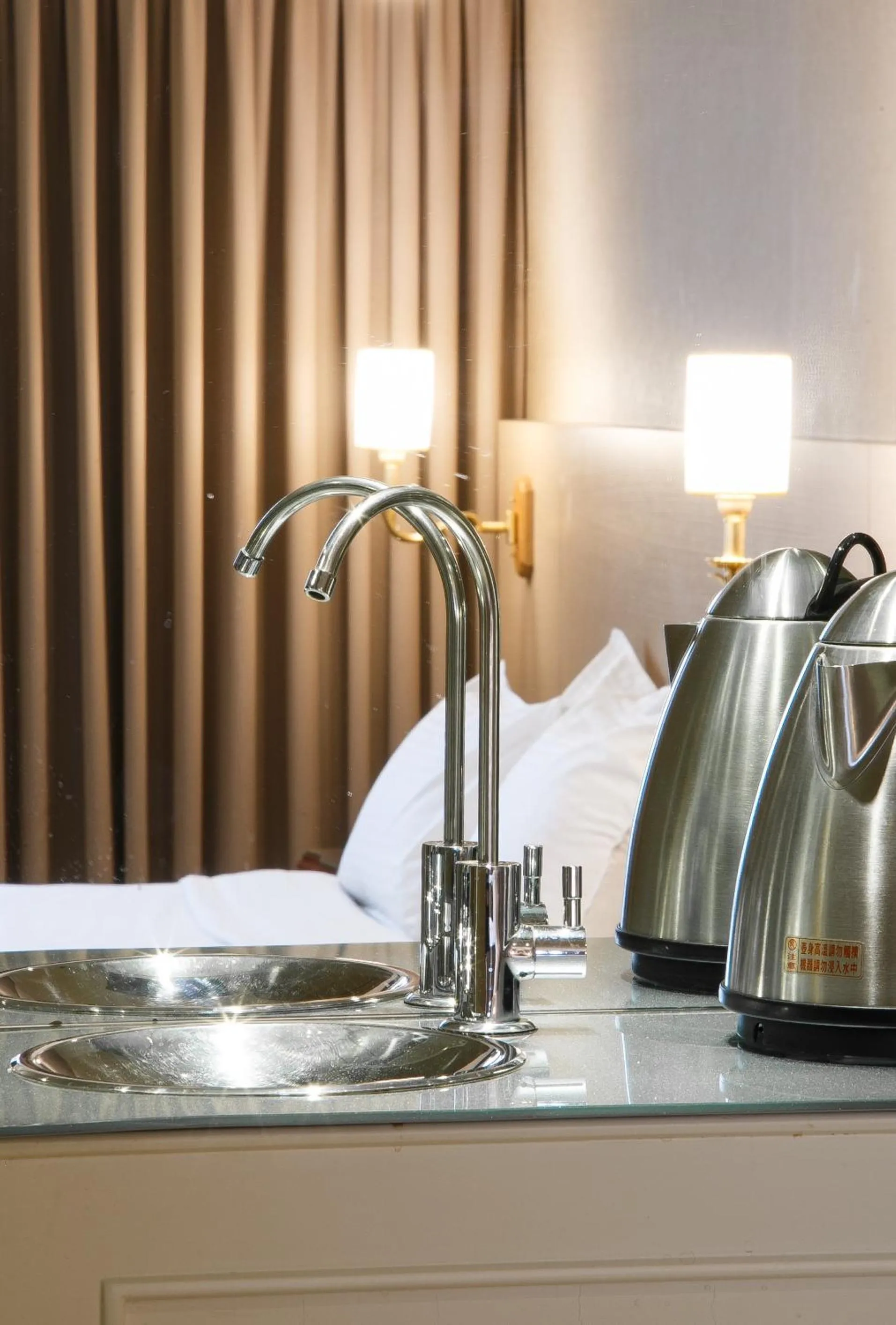 Coffee/tea facilities in Highness Hotel