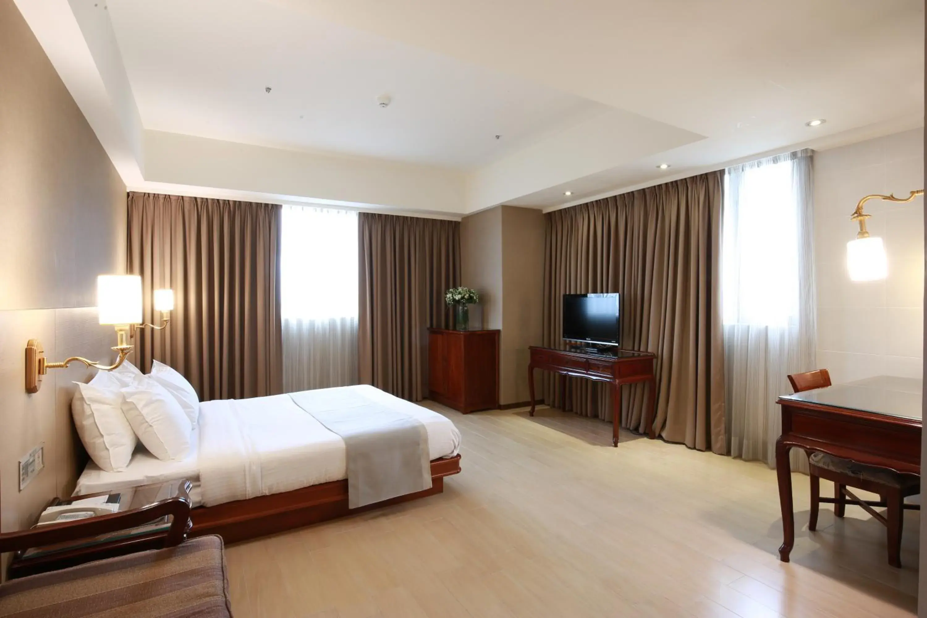 Photo of the whole room, Bed in Highness Hotel Photo of the whole room, Bed in Highness Hotel