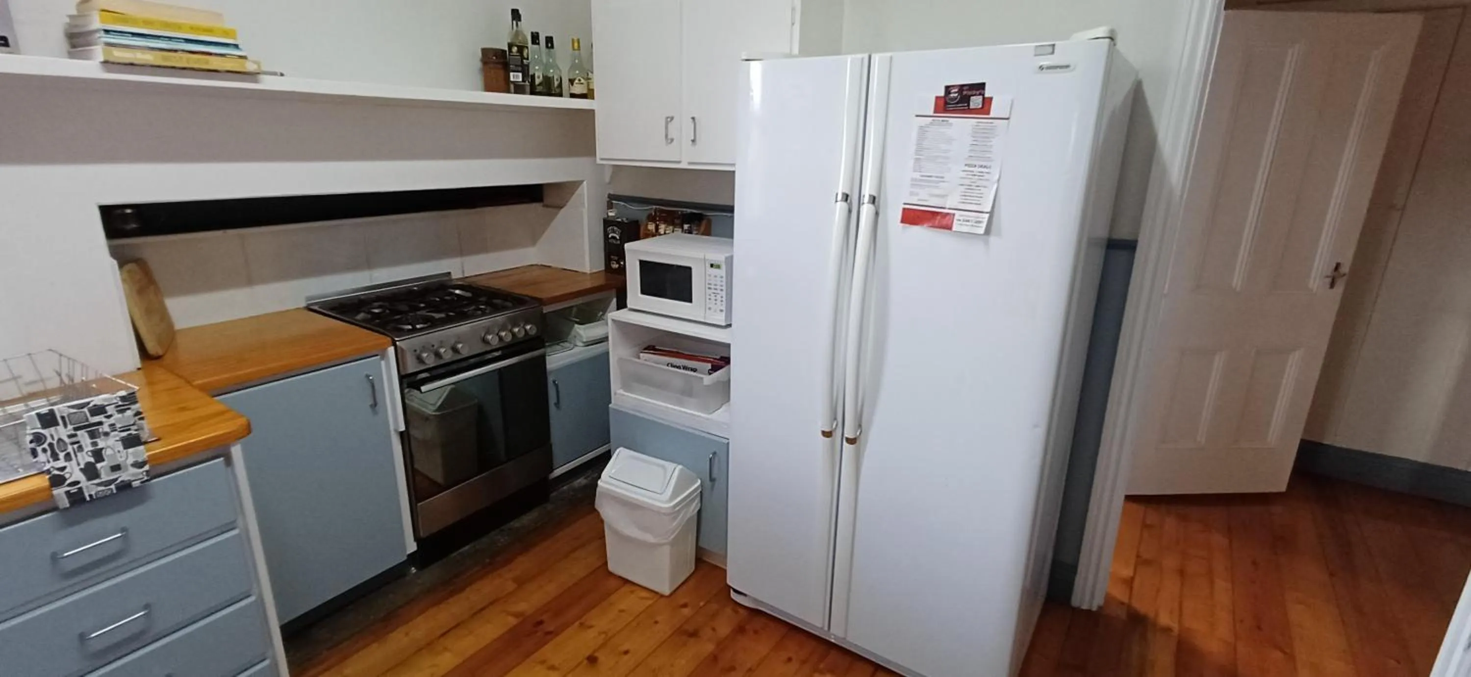 Kitchen or kitchenette in Bristol Hill Motor Inn