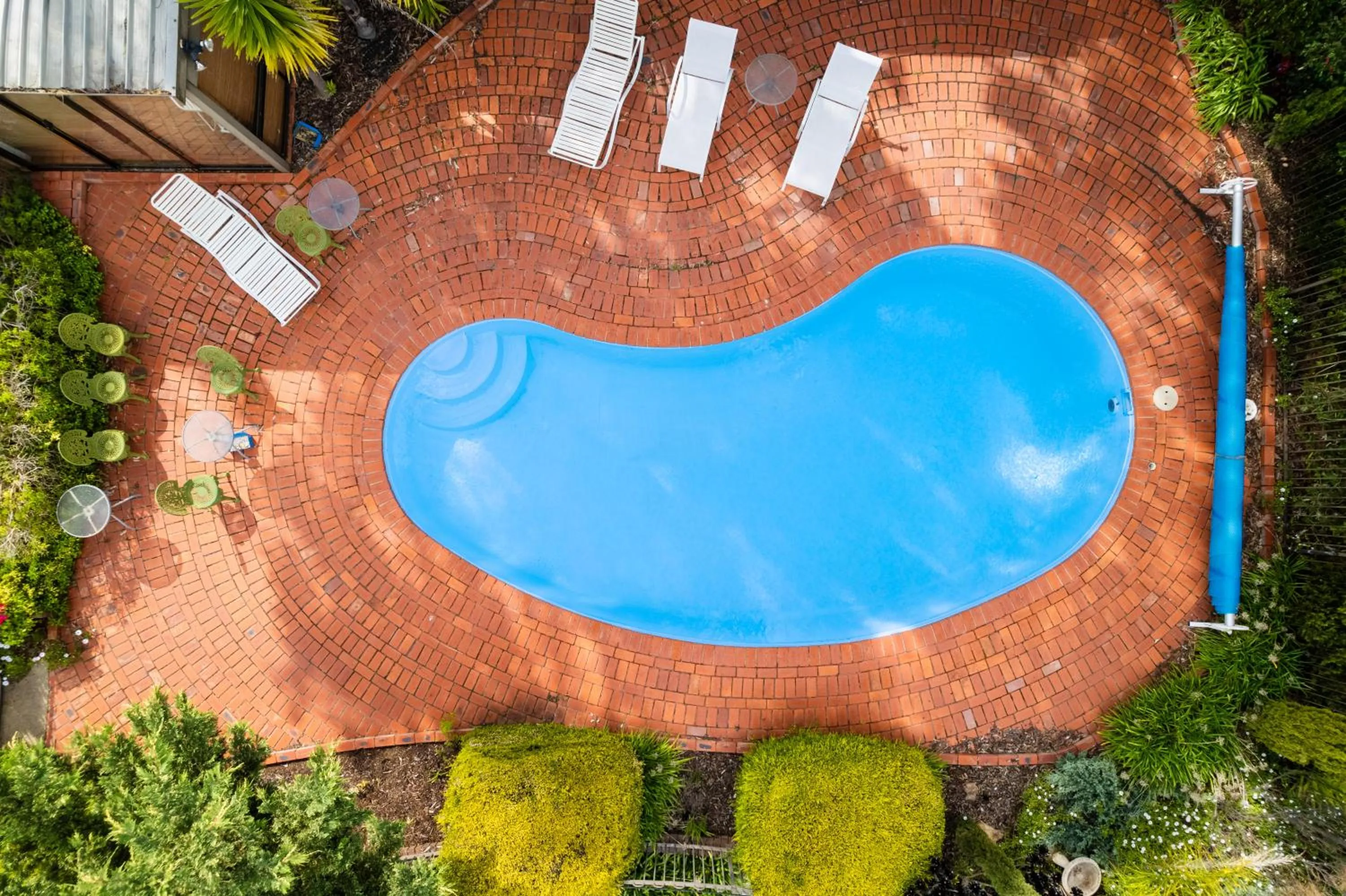 Swimming pool in Bristol Hill Motor Inn