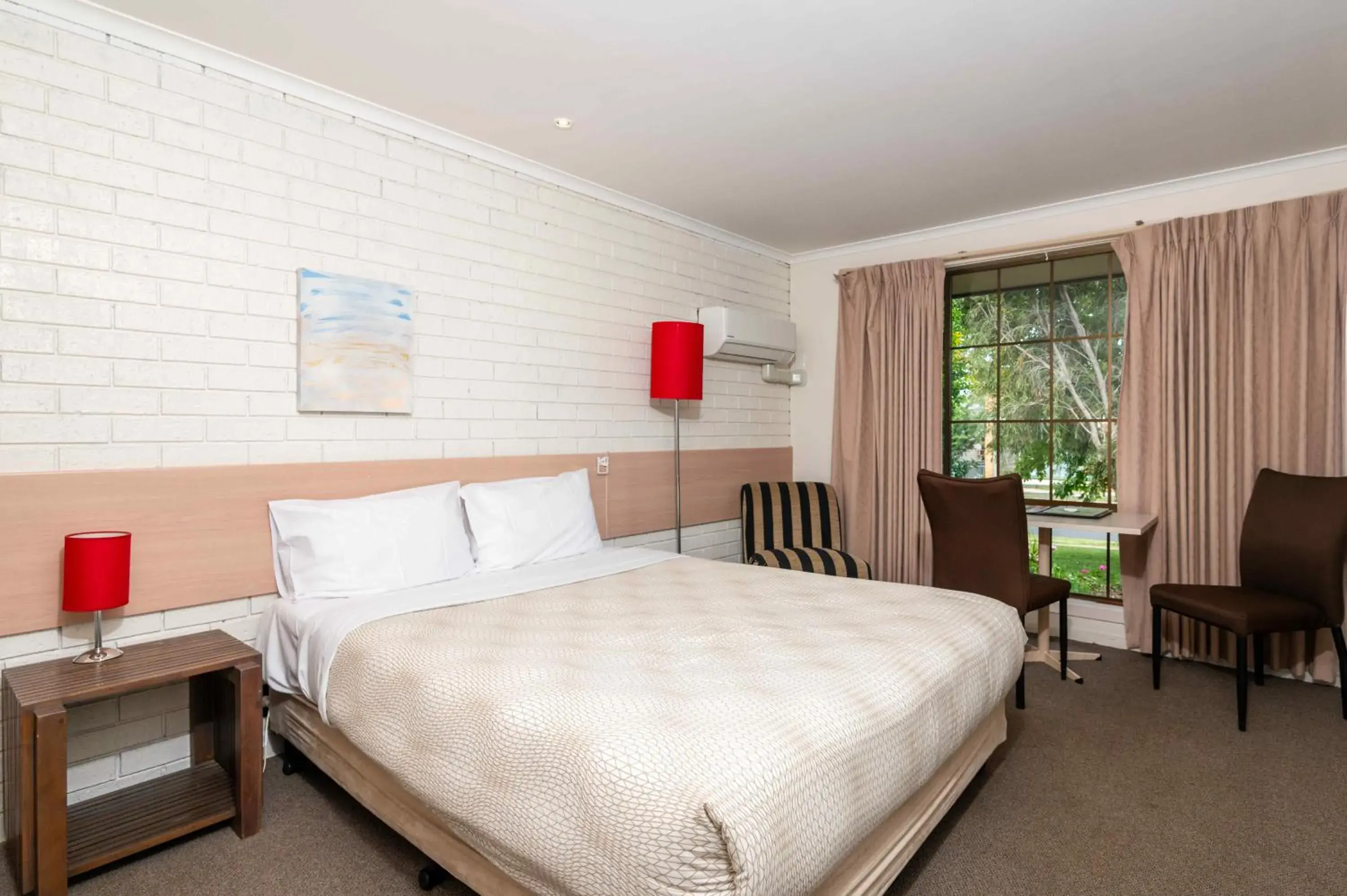 Quadruple Room in Bristol Hill Motor Inn Quadruple Room in Bristol Hill Motor Inn