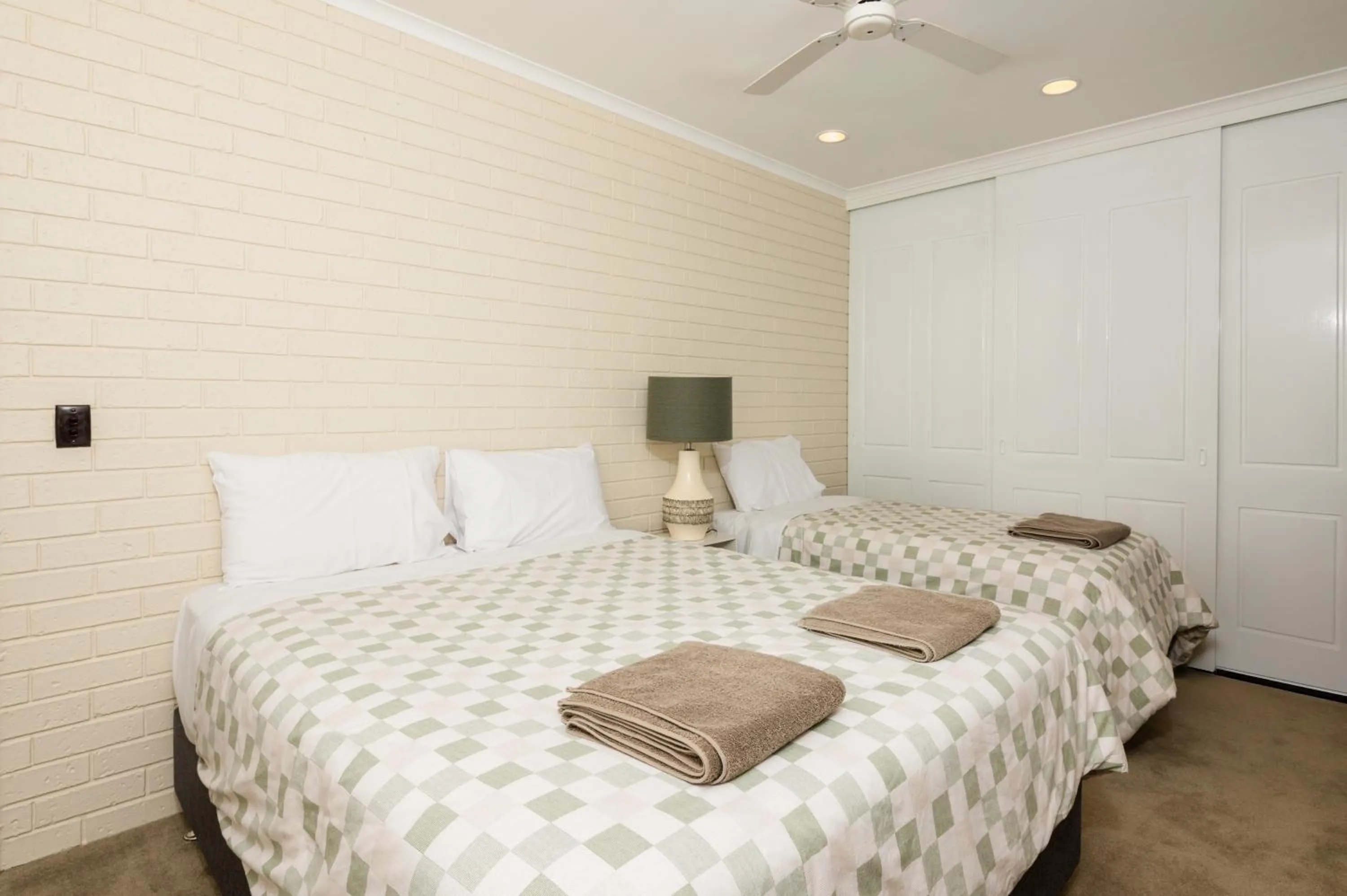 Bedroom, Bed in Bristol Hill Motor Inn