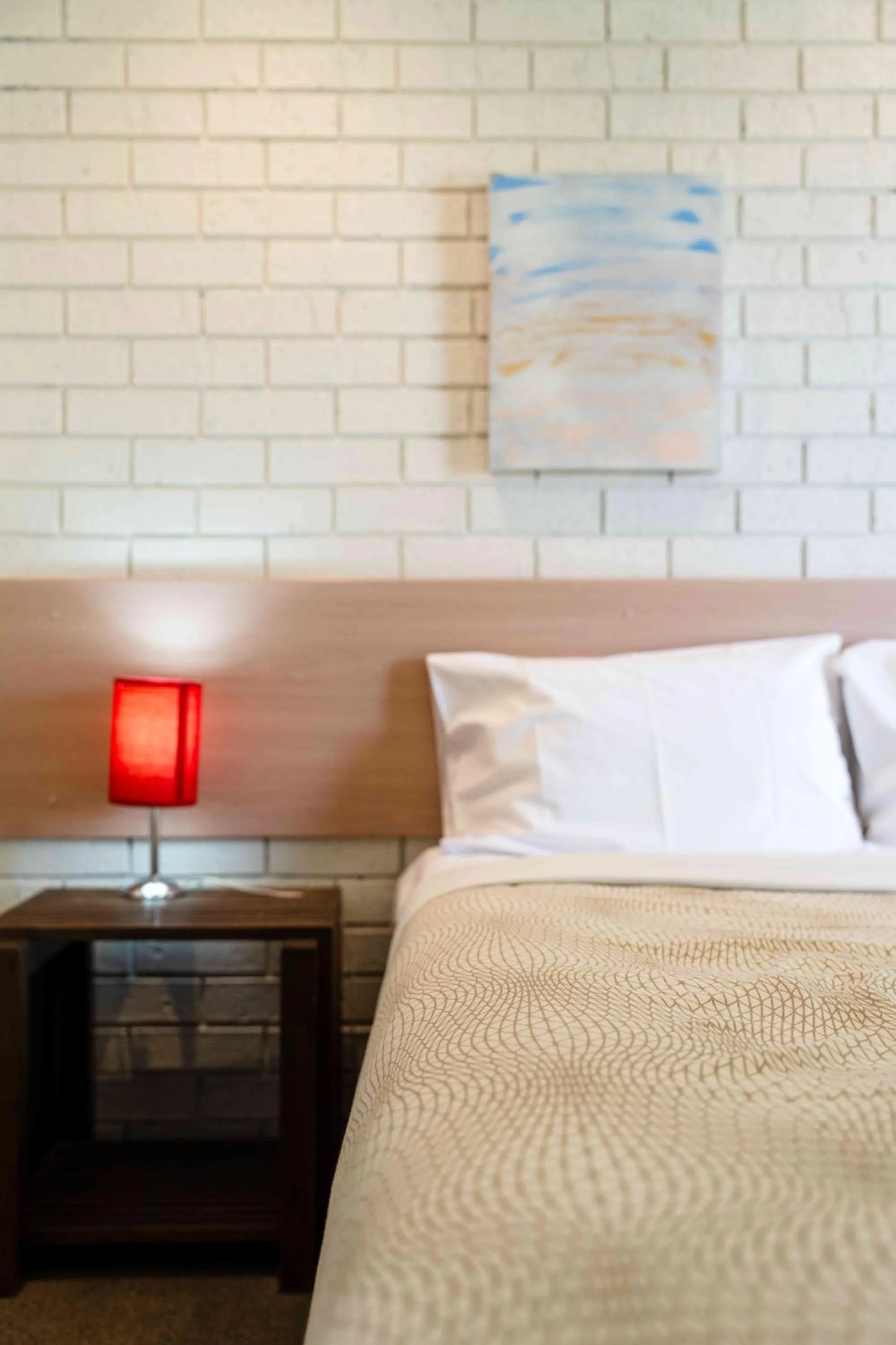 Bed in Bristol Hill Motor Inn