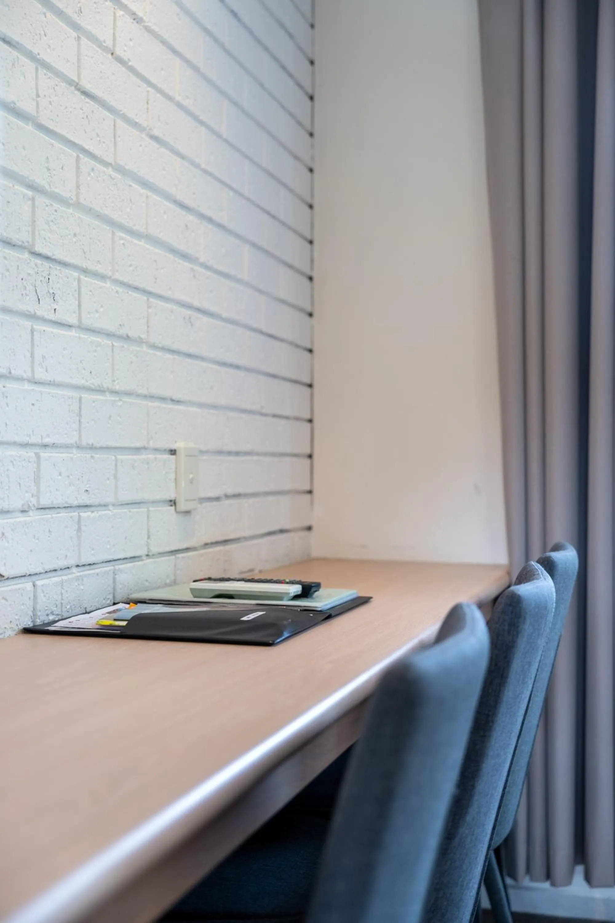 Bedroom in Bristol Hill Motor Inn