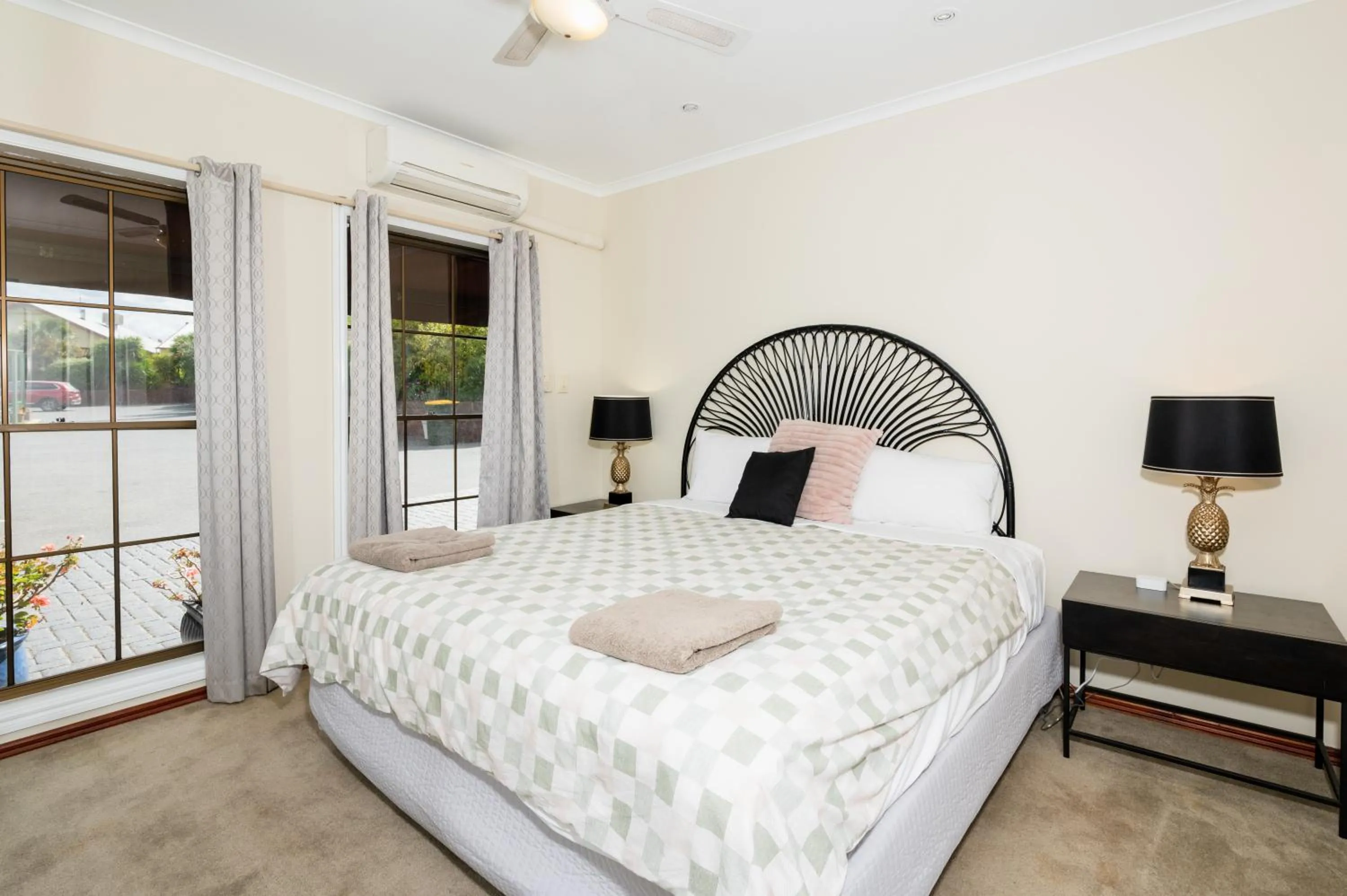 Bedroom, Bed in Bristol Hill Motor Inn