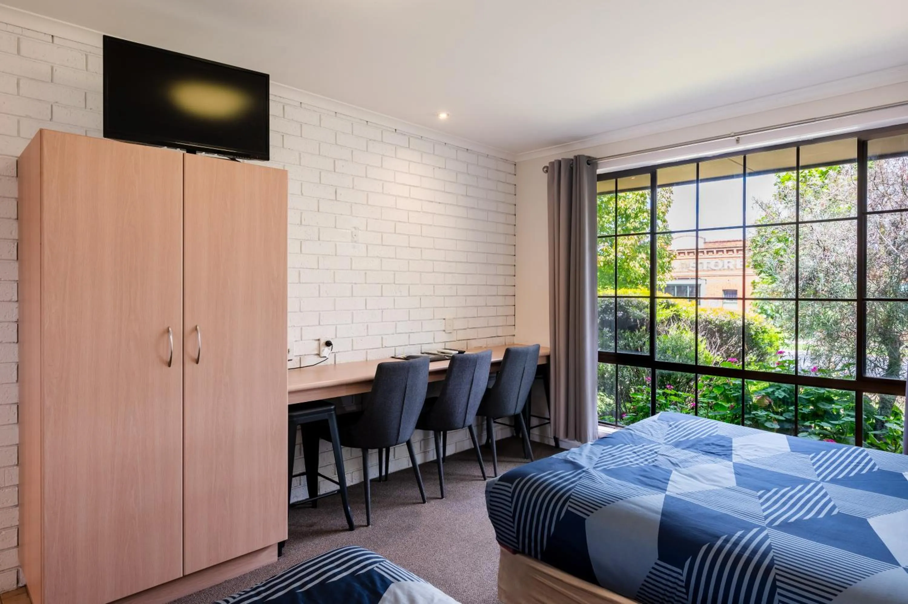 Bedroom, Bed in Bristol Hill Motor Inn