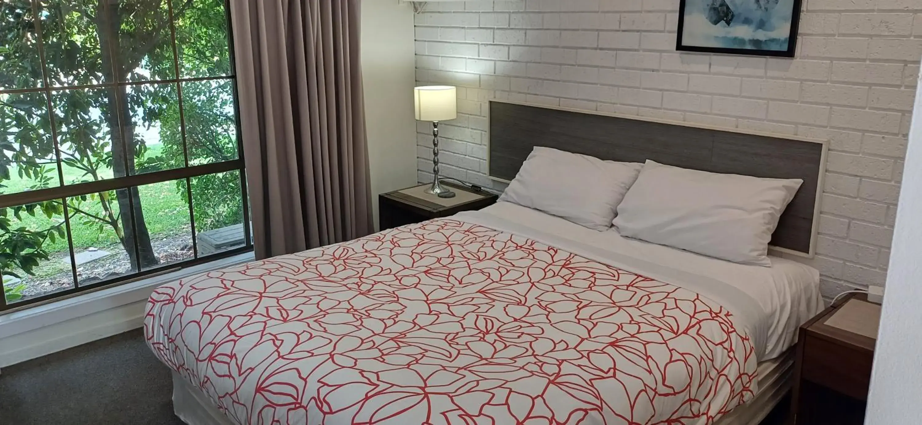 Queen Room - single occupancy - Disability Access in Bristol Hill Motor Inn Queen Room - single occupancy - Disability Access in Bristol Hill Motor Inn