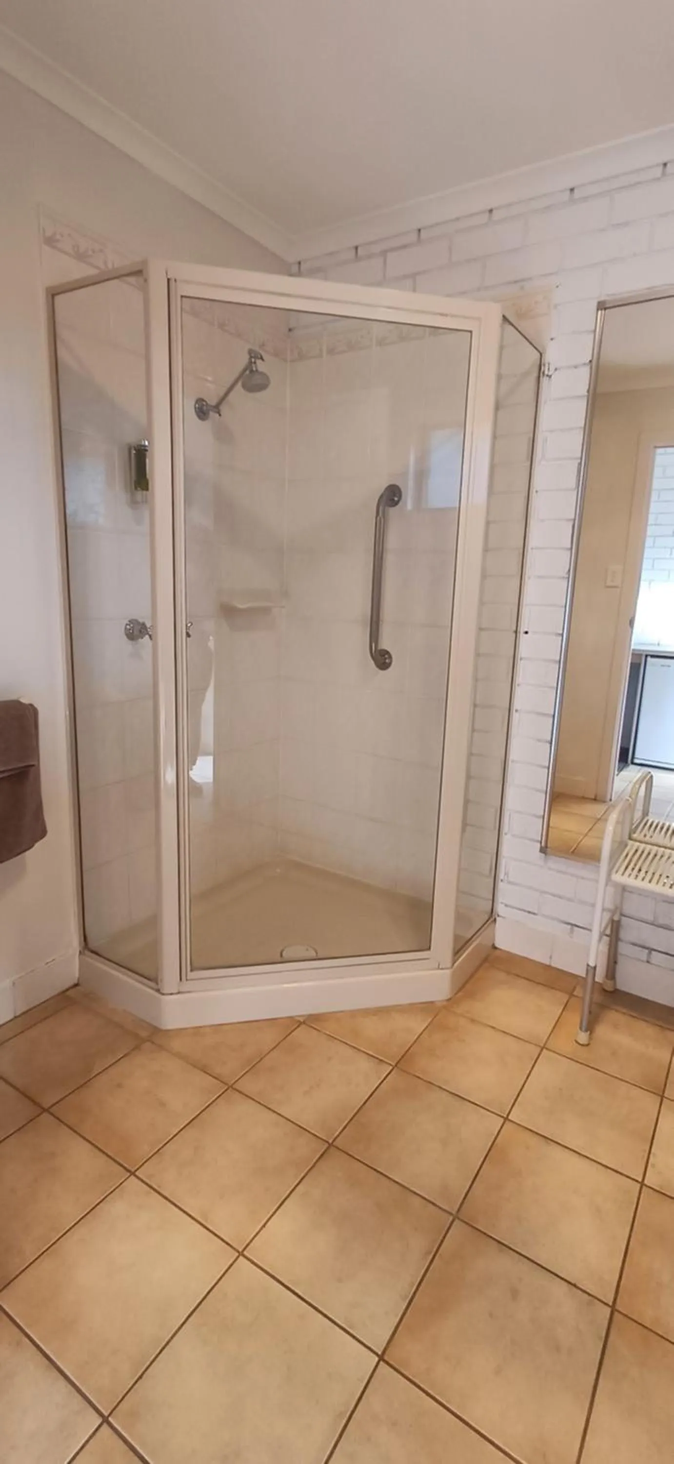 Shower in Bristol Hill Motor Inn