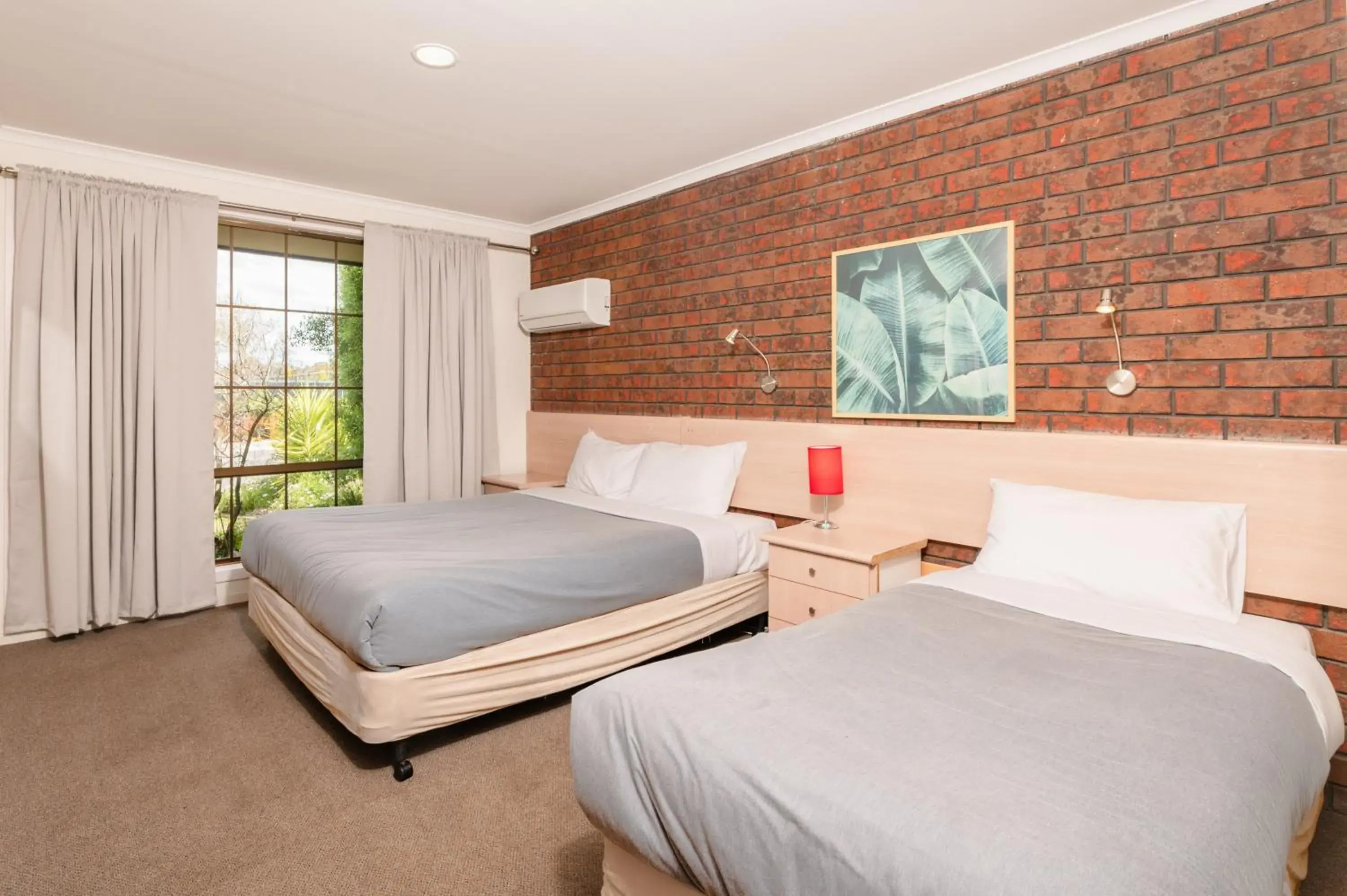 Family Room with Garden View in Bristol Hill Motor Inn Family Room with Garden View in Bristol Hill Motor Inn