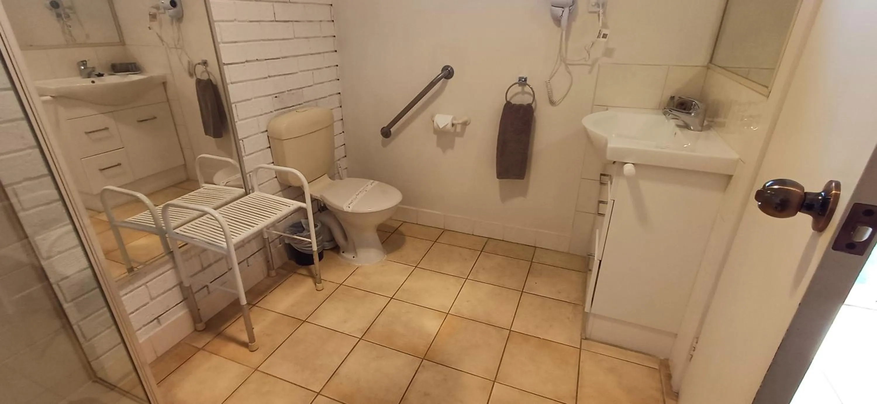 Bathroom in Bristol Hill Motor Inn