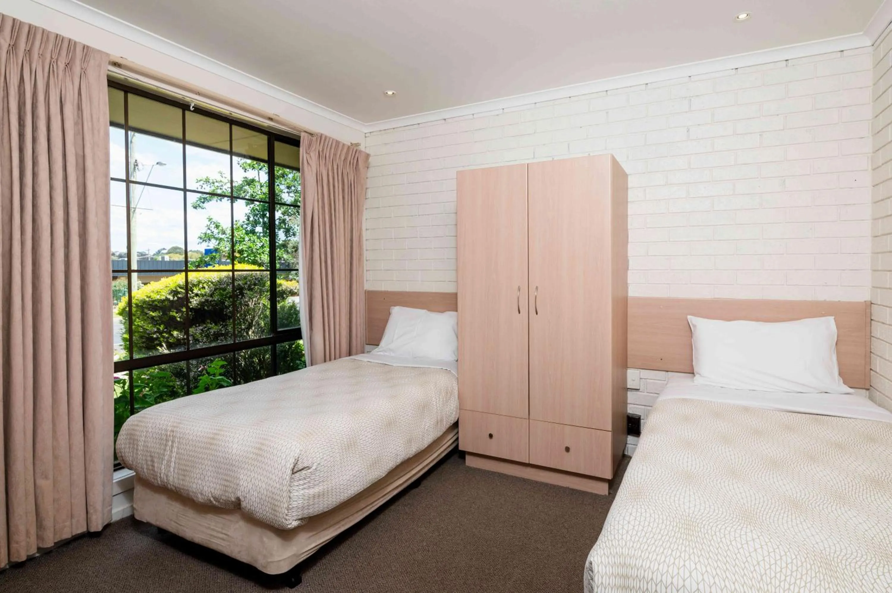 Bedroom, Bed in Bristol Hill Motor Inn