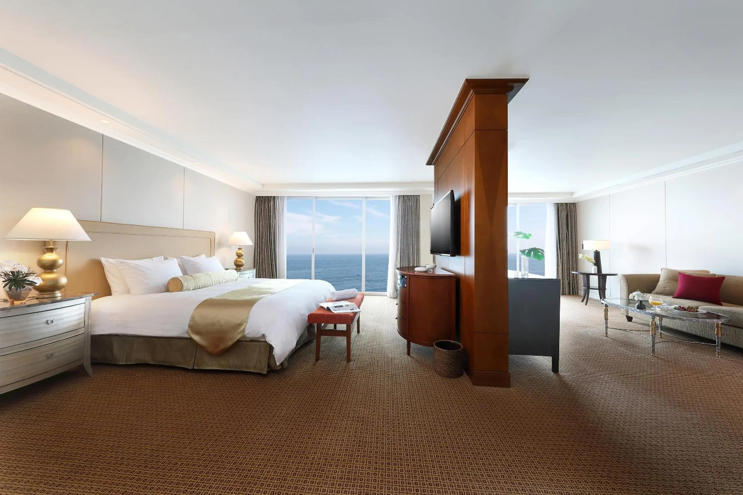 Property building in Ramada Plaza by Wyndham Jeju Ocean Front Property building in Ramada Plaza by Wyndham Jeju Ocean Front